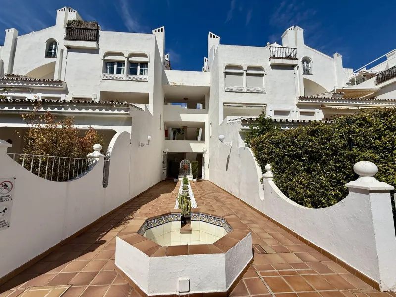 Duplex-Wohnung mit Südbalkonen, Solarium, Stellplatz und Abstellraum in Rocamar, Nagüeles, Marbella. Schnell zu verkaufen für nur 465.000 €