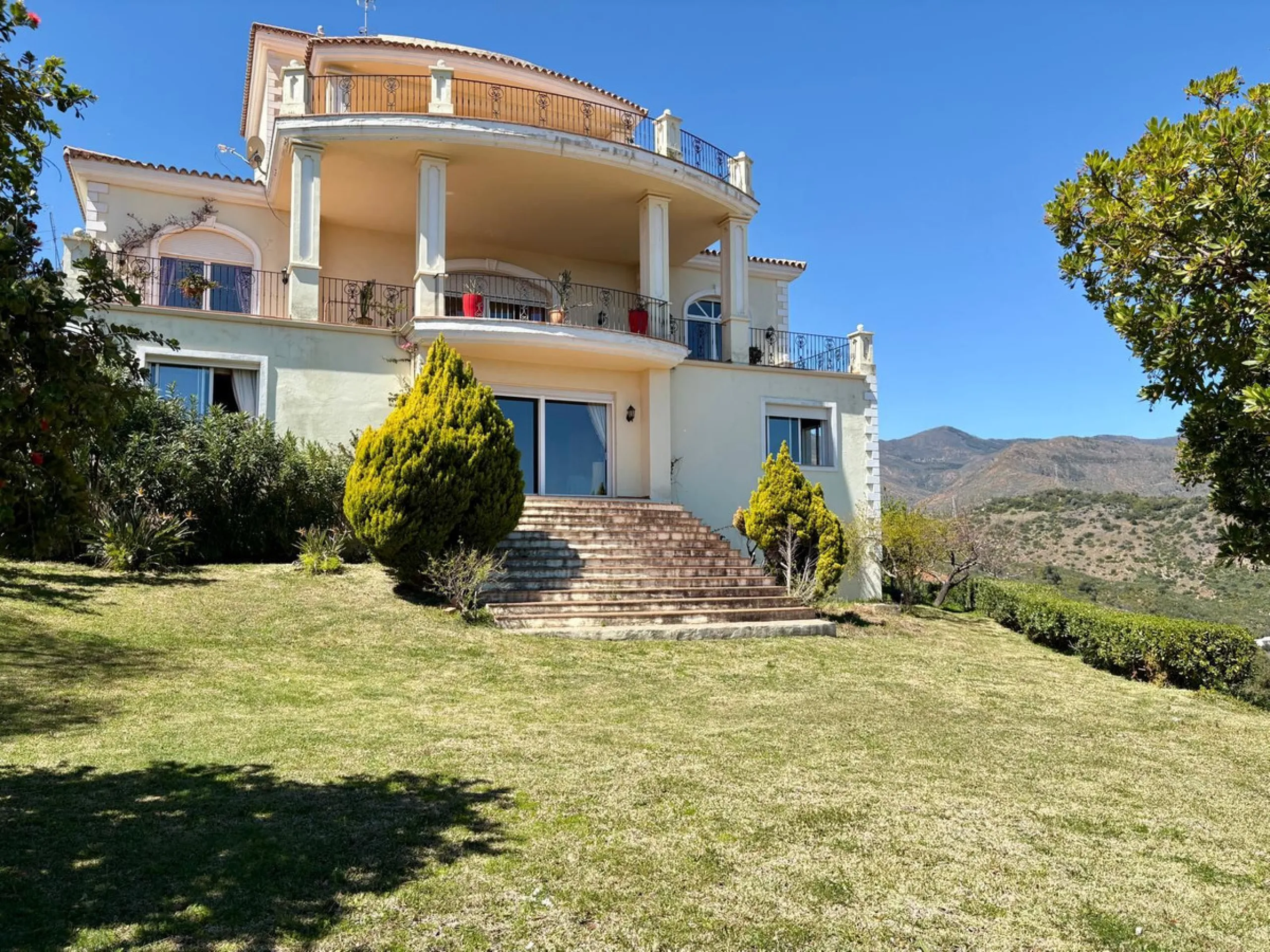 Stunning Villa with Sea and Mountain Views in Forest Hills (Estepona)