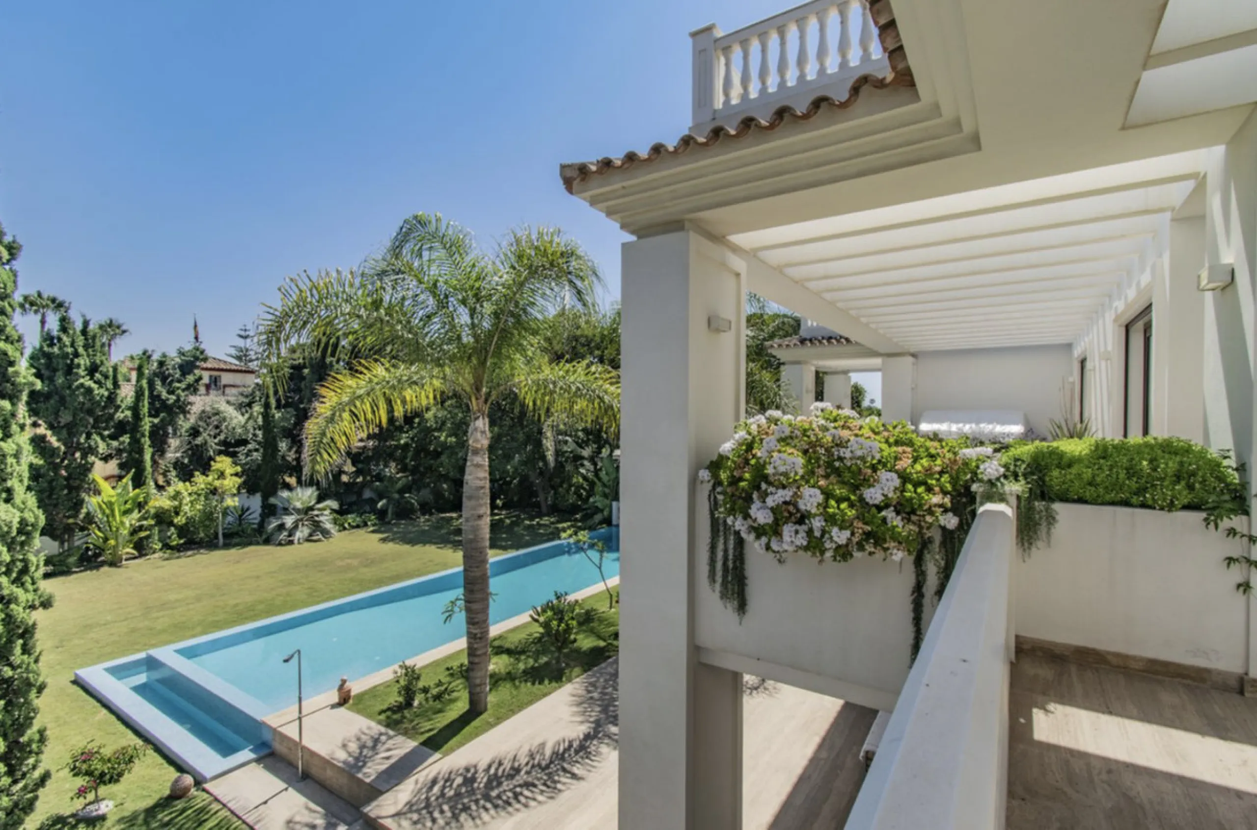 House - Detached Villa в продаже в Marbella, Málaga. В доме 6 спален и 9 ванных комнат. Площадь дома 613 м². Площадь участка 1986 м²