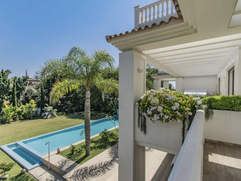 House - Detached Villa в продаже в Marbella, Málaga. В доме 6 спален и 9 ванных комнат. Площадь дома 613 м². Площадь участка 1986 м²