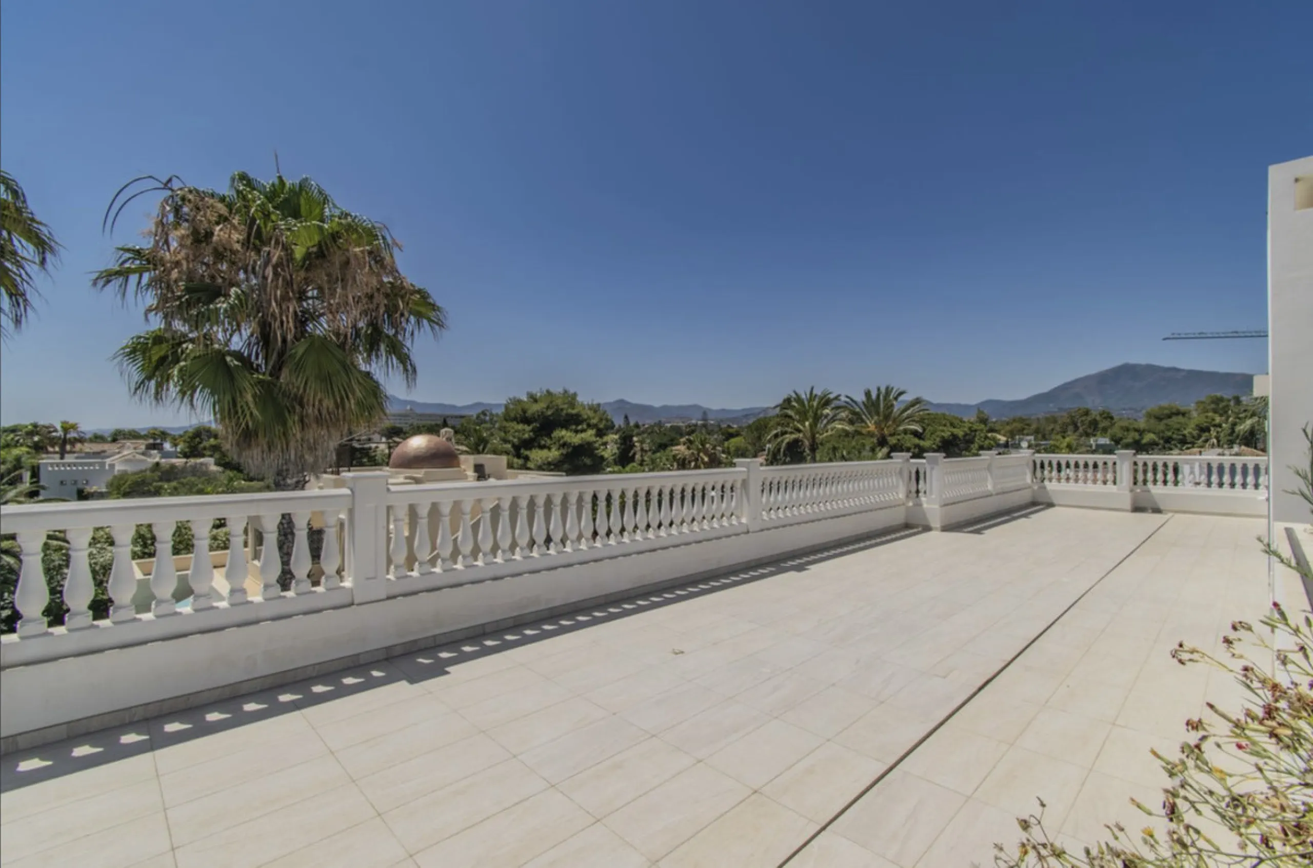 House - Detached Villa в продаже в Marbella, Málaga. В доме 6 спален и 9 ванных комнат. Площадь дома 613 м². Площадь участка 1986 м²