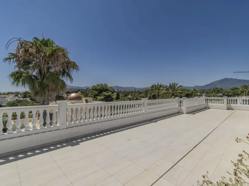 House - Detached Villa в продаже в Marbella, Málaga. В доме 6 спален и 9 ванных комнат. Площадь дома 613 м². Площадь участка 1986 м²