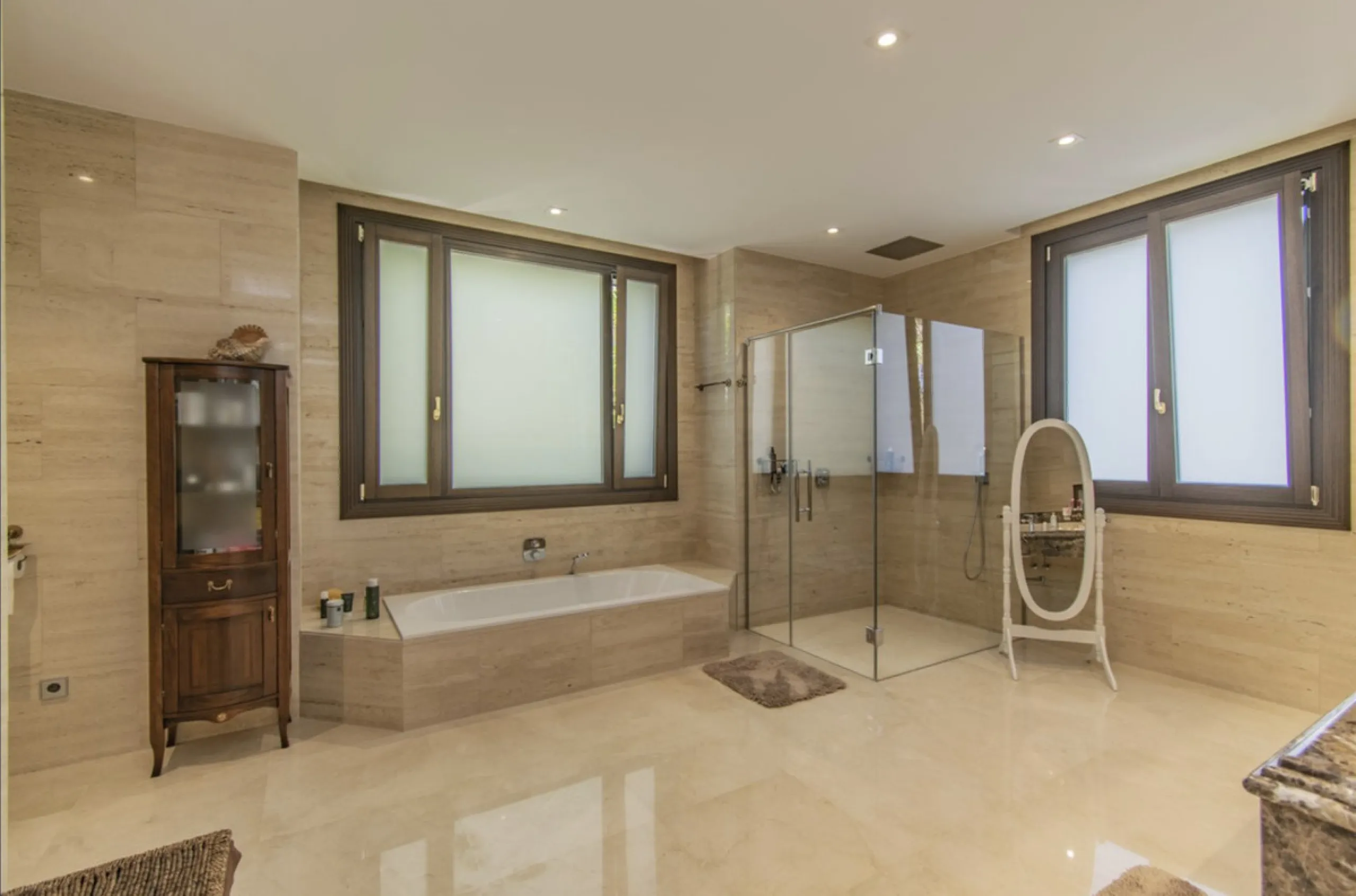 House - Detached Villa в продаже в Marbella, Málaga. В доме 6 спален и 9 ванных комнат. Площадь дома 613 м². Площадь участка 1986 м²