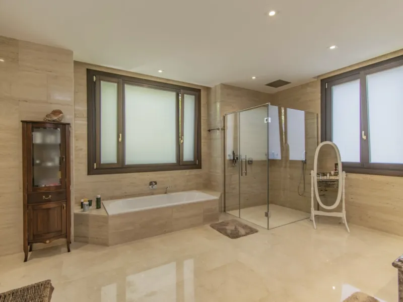 House - Detached Villa в продаже в Marbella, Málaga. В доме 6 спален и 9 ванных комнат. Площадь дома 613 м². Площадь участка 1986 м²