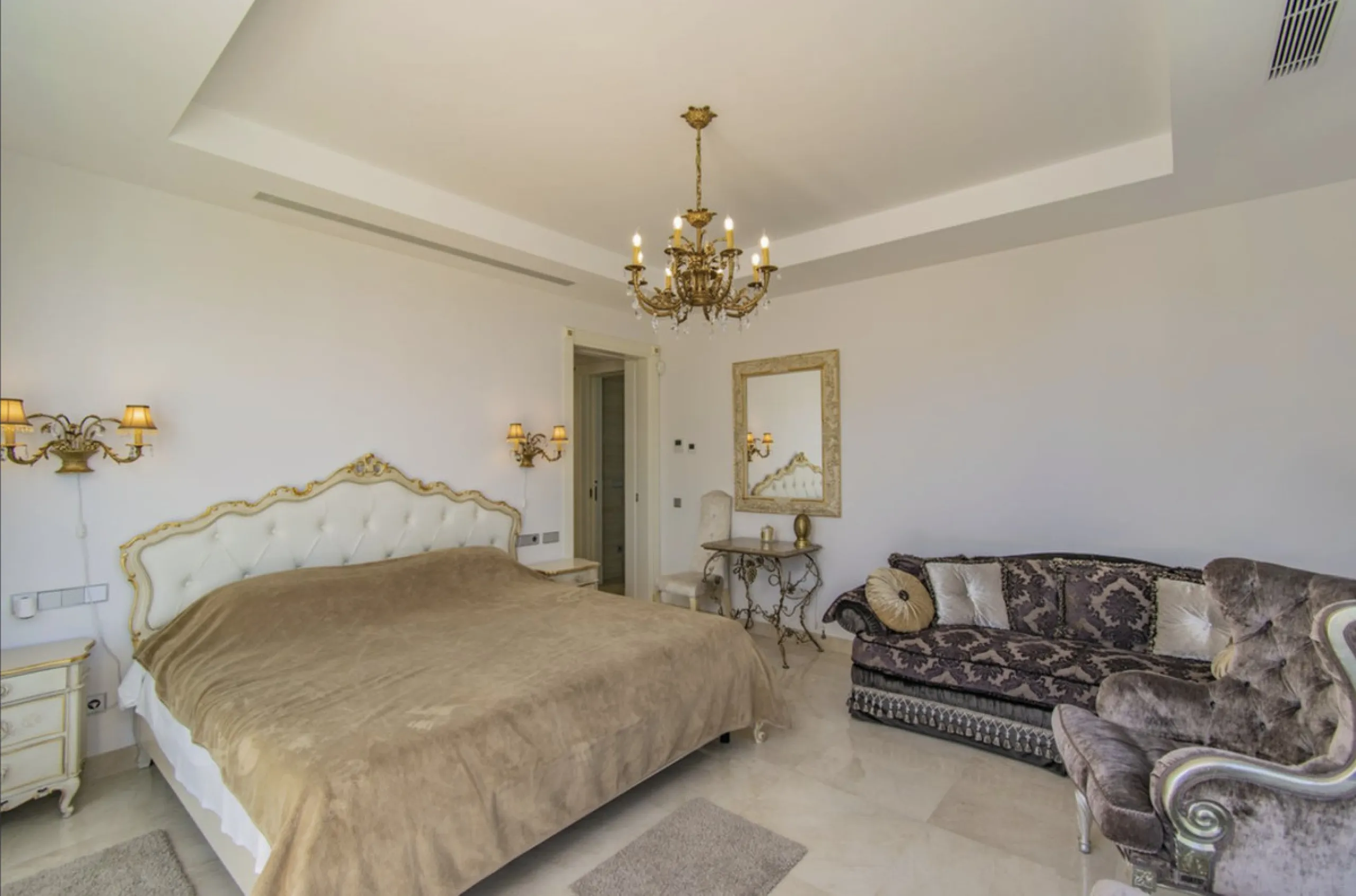 House - Detached Villa в продаже в Marbella, Málaga. В доме 6 спален и 9 ванных комнат. Площадь дома 613 м². Площадь участка 1986 м²
