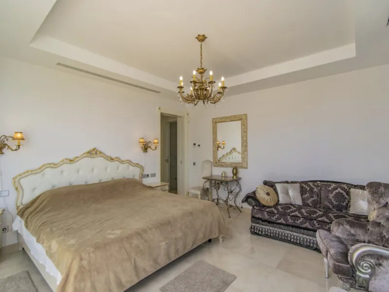 House - Detached Villa в продаже в Marbella, Málaga. В доме 6 спален и 9 ванных комнат. Площадь дома 613 м². Площадь участка 1986 м²