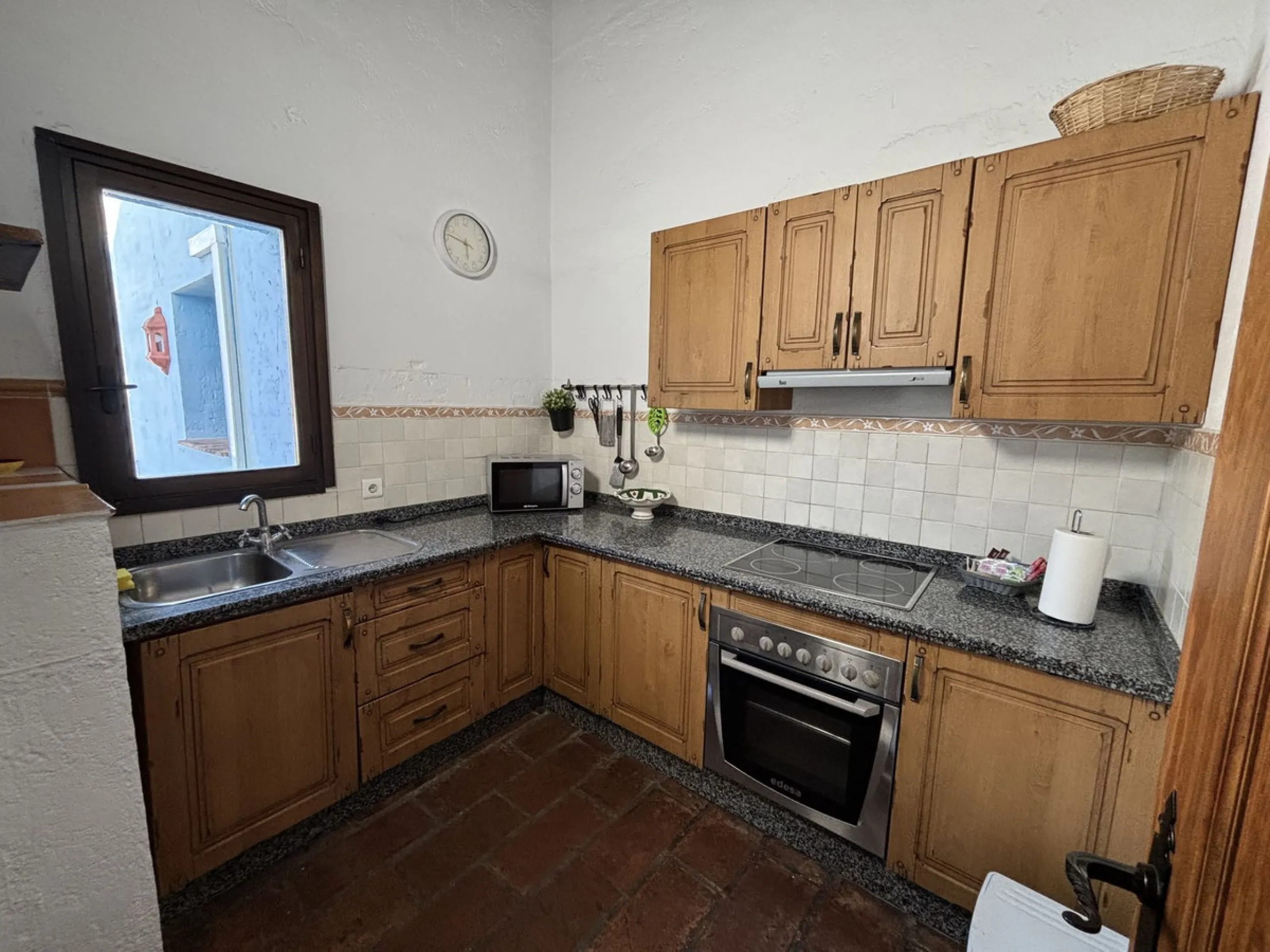 Income potential meets lifestyle in this exceptional multi-unit casa rural on the very edge of Júzcar (Málaga), enjoying breathtaking open views and a wonderfully tranquil setting at the edge of the village. Set on approximately 8,900 m² of land, the prop