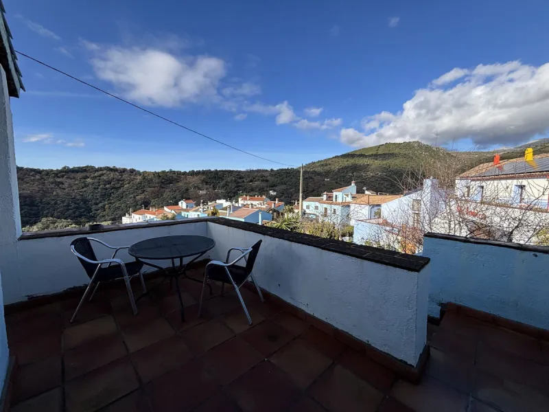 Income potential meets lifestyle in this exceptional multi-unit casa rural on the very edge of Júzcar (Málaga), enjoying breathtaking open views and a wonderfully tranquil setting at the edge of the village. Set on approximately 8,900 m² of land, the prop