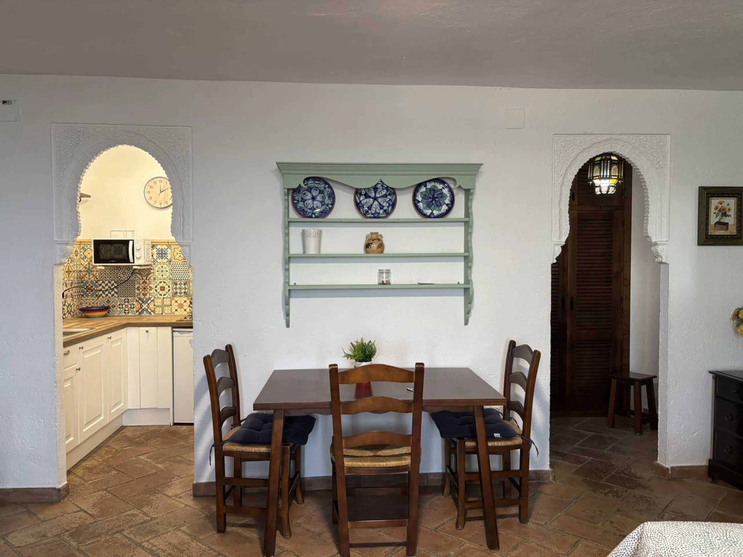 Income potential meets lifestyle in this exceptional multi-unit casa rural on the very edge of Júzcar (Málaga), enjoying breathtaking open views and a wonderfully tranquil setting at the edge of the village. Set on approximately 8,900 m² of land, the prop