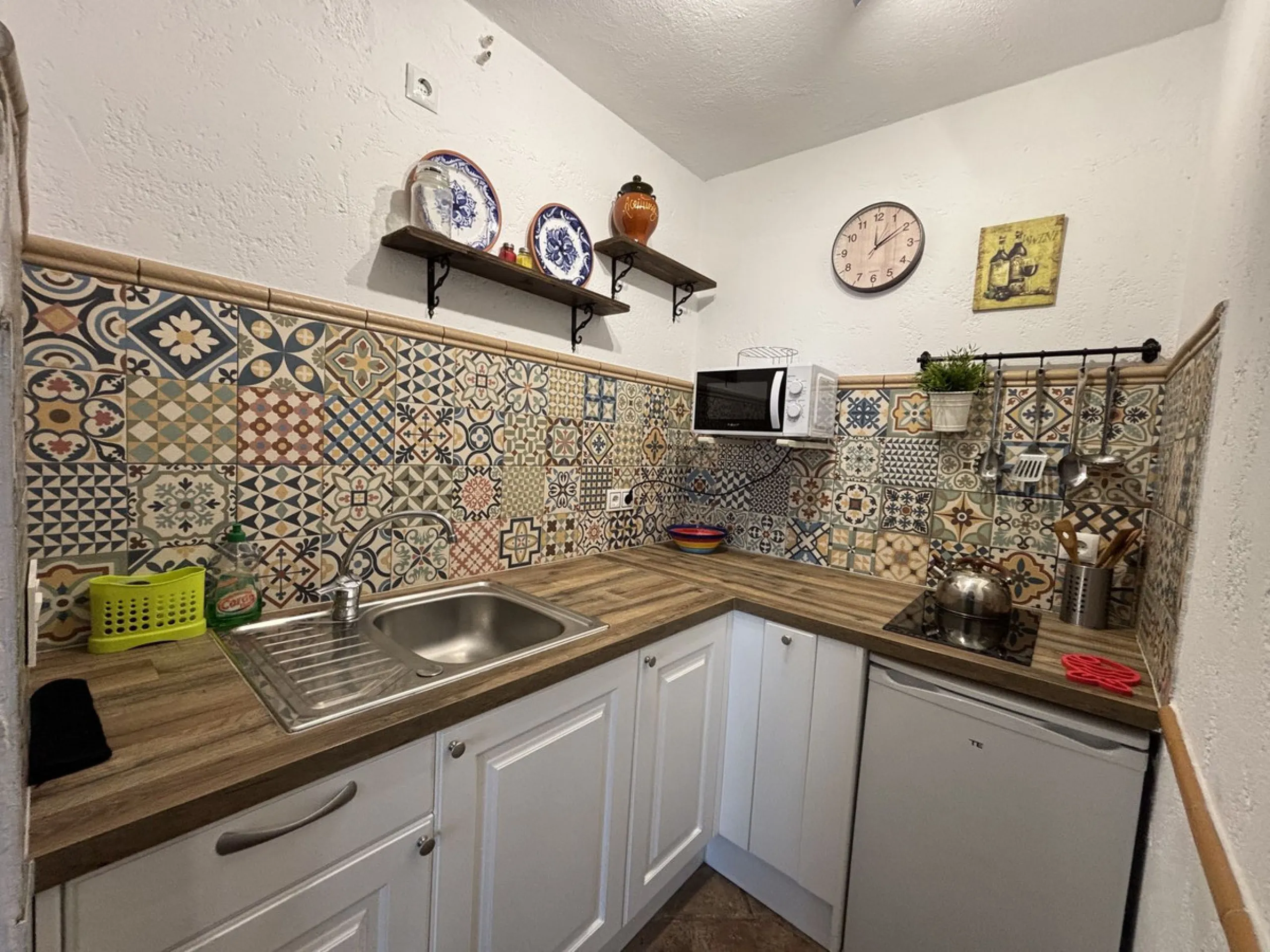 Income potential meets lifestyle in this exceptional multi-unit casa rural on the very edge of Júzcar (Málaga), enjoying breathtaking open views and a wonderfully tranquil setting at the edge of the village. Set on approximately 8,900 m² of land, the prop