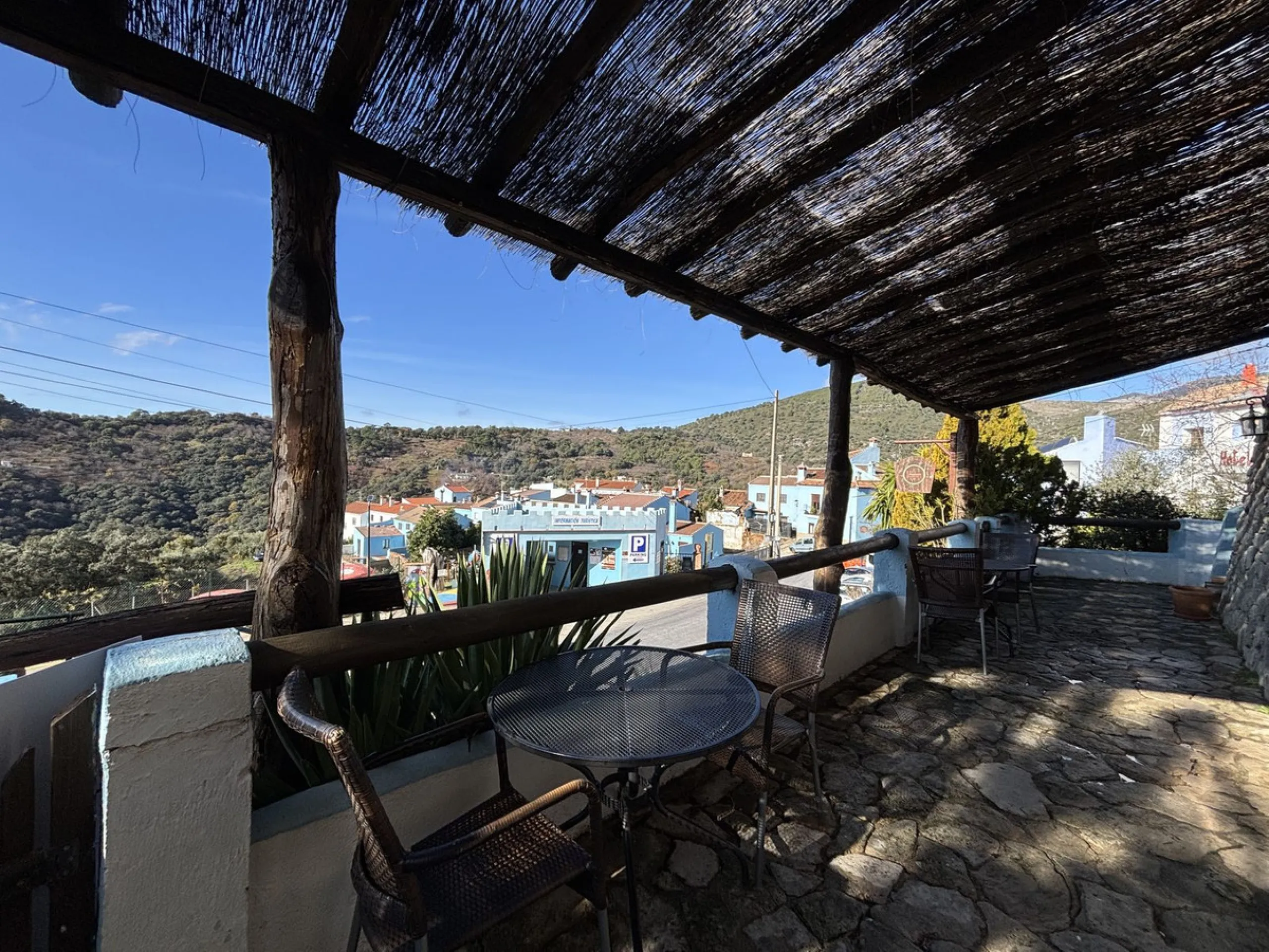 Income potential meets lifestyle in this exceptional multi-unit casa rural on the very edge of Júzcar (Málaga), enjoying breathtaking open views and a wonderfully tranquil setting at the edge of the village. Set on approximately 8,900 m² of land, the prop