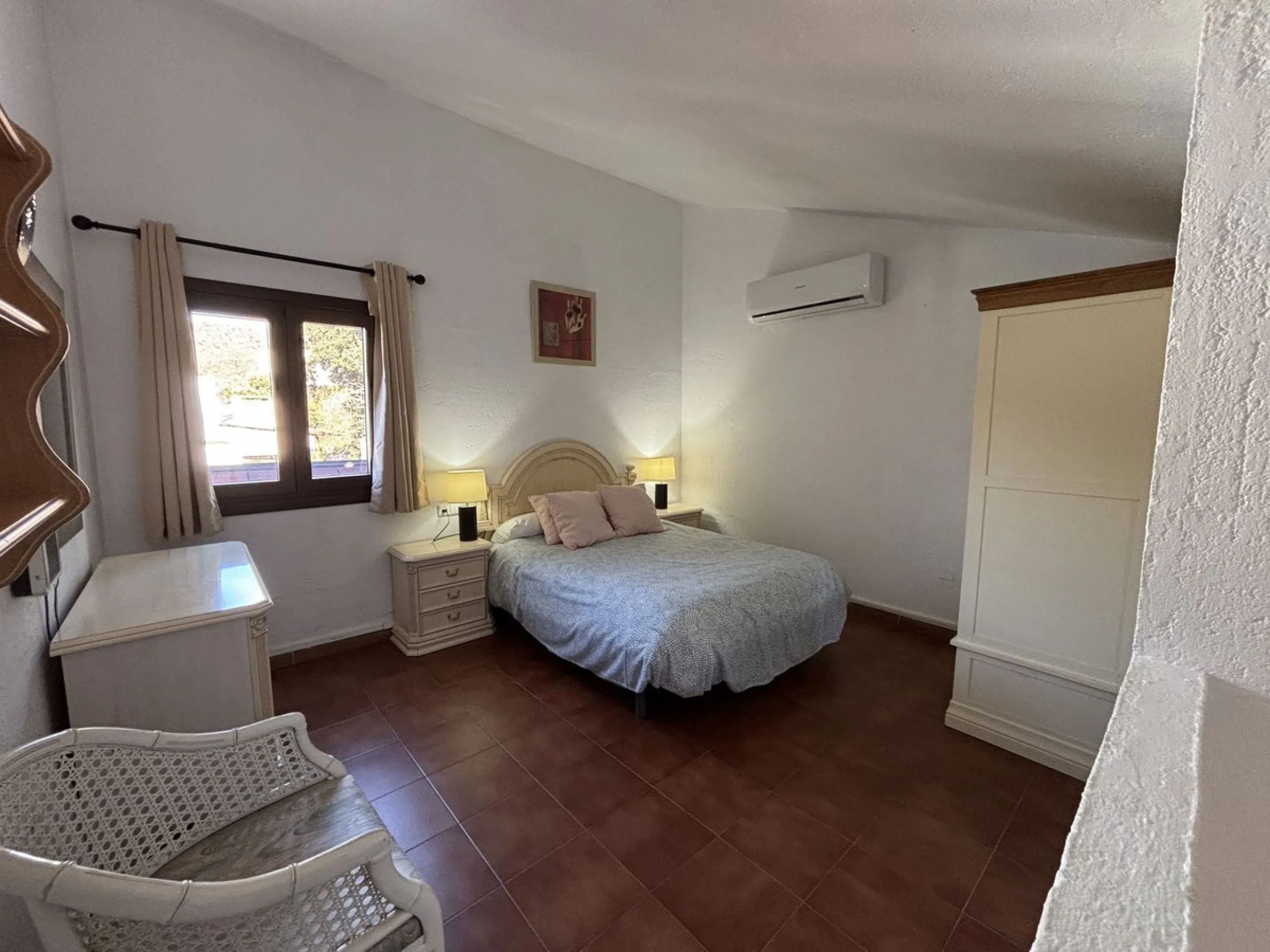 Income potential meets lifestyle in this exceptional multi-unit casa rural on the very edge of Júzcar (Málaga), enjoying breathtaking open views and a wonderfully tranquil setting at the edge of the village. Set on approximately 8,900 m² of land, the prop