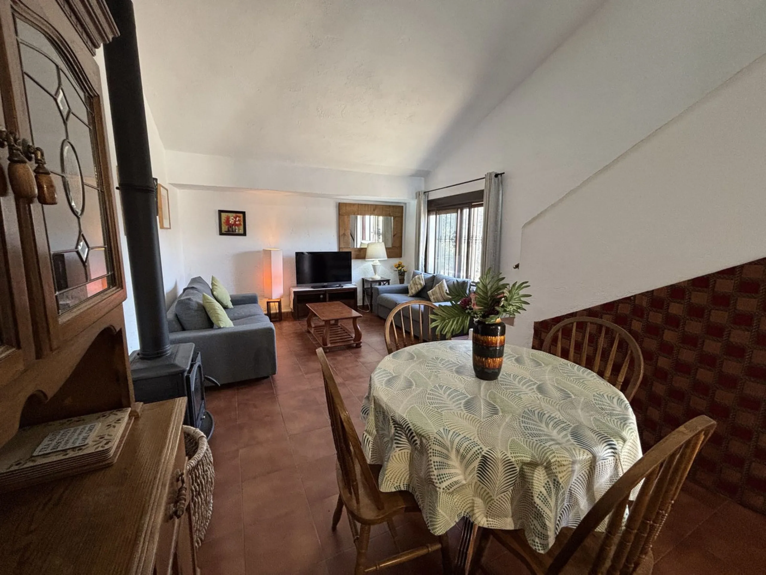Income potential meets lifestyle in this exceptional multi-unit casa rural on the very edge of Júzcar (Málaga), enjoying breathtaking open views and a wonderfully tranquil setting at the edge of the village. Set on approximately 8,900 m² of land, the prop