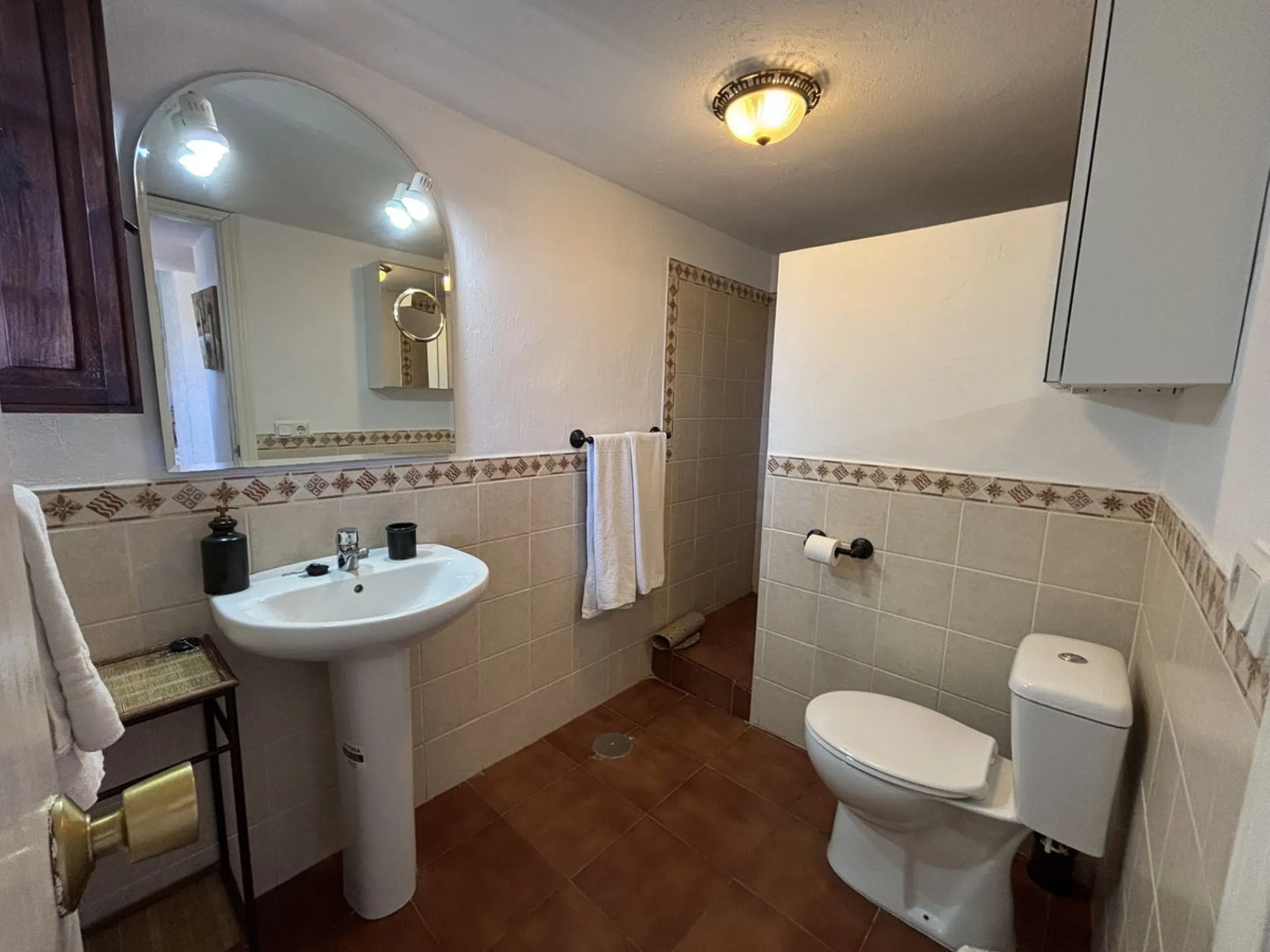 Income potential meets lifestyle in this exceptional multi-unit casa rural on the very edge of Júzcar (Málaga), enjoying breathtaking open views and a wonderfully tranquil setting at the edge of the village. Set on approximately 8,900 m² of land, the prop