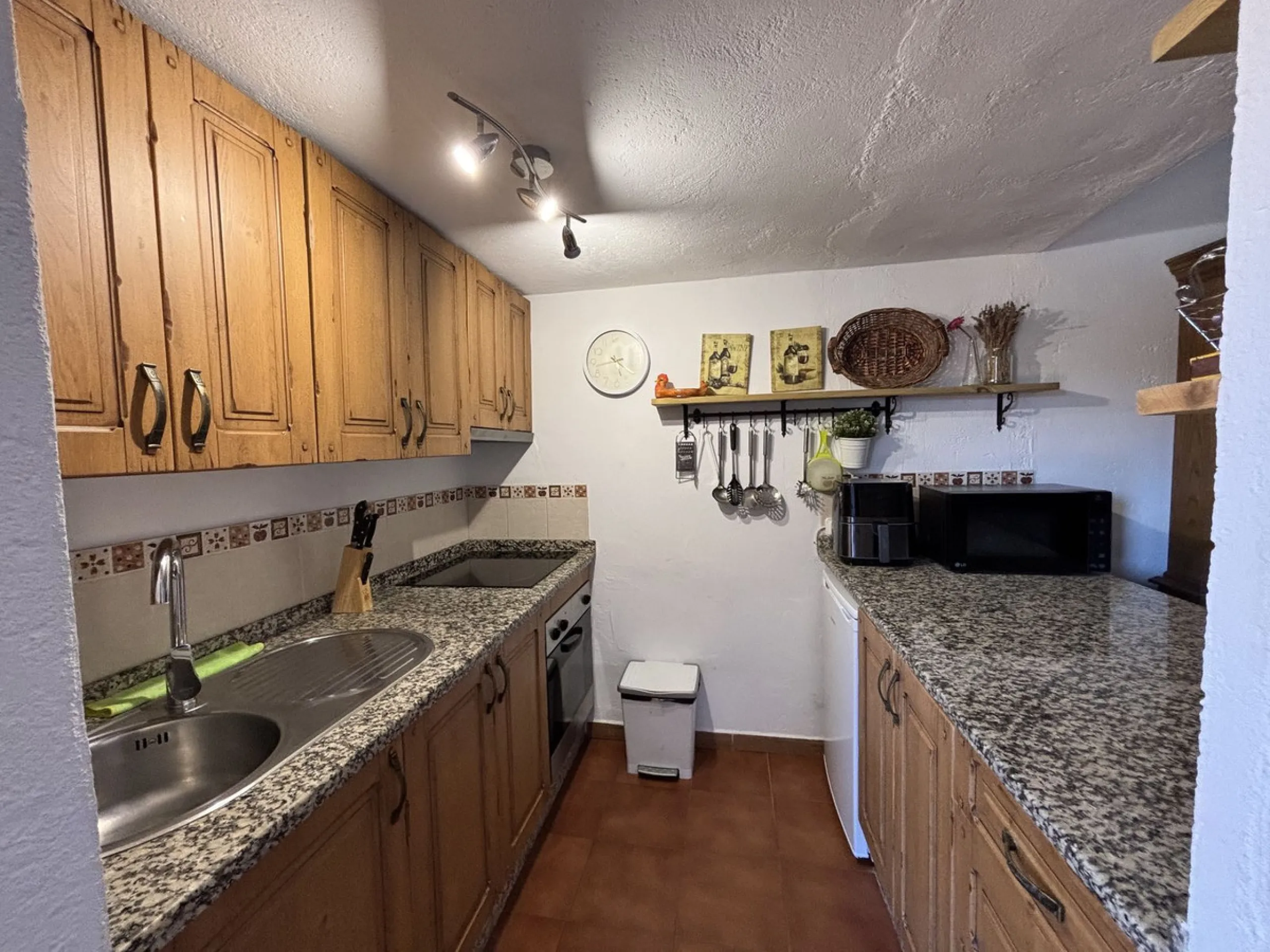 Income potential meets lifestyle in this exceptional multi-unit casa rural on the very edge of Júzcar (Málaga), enjoying breathtaking open views and a wonderfully tranquil setting at the edge of the village. Set on approximately 8,900 m² of land, the prop