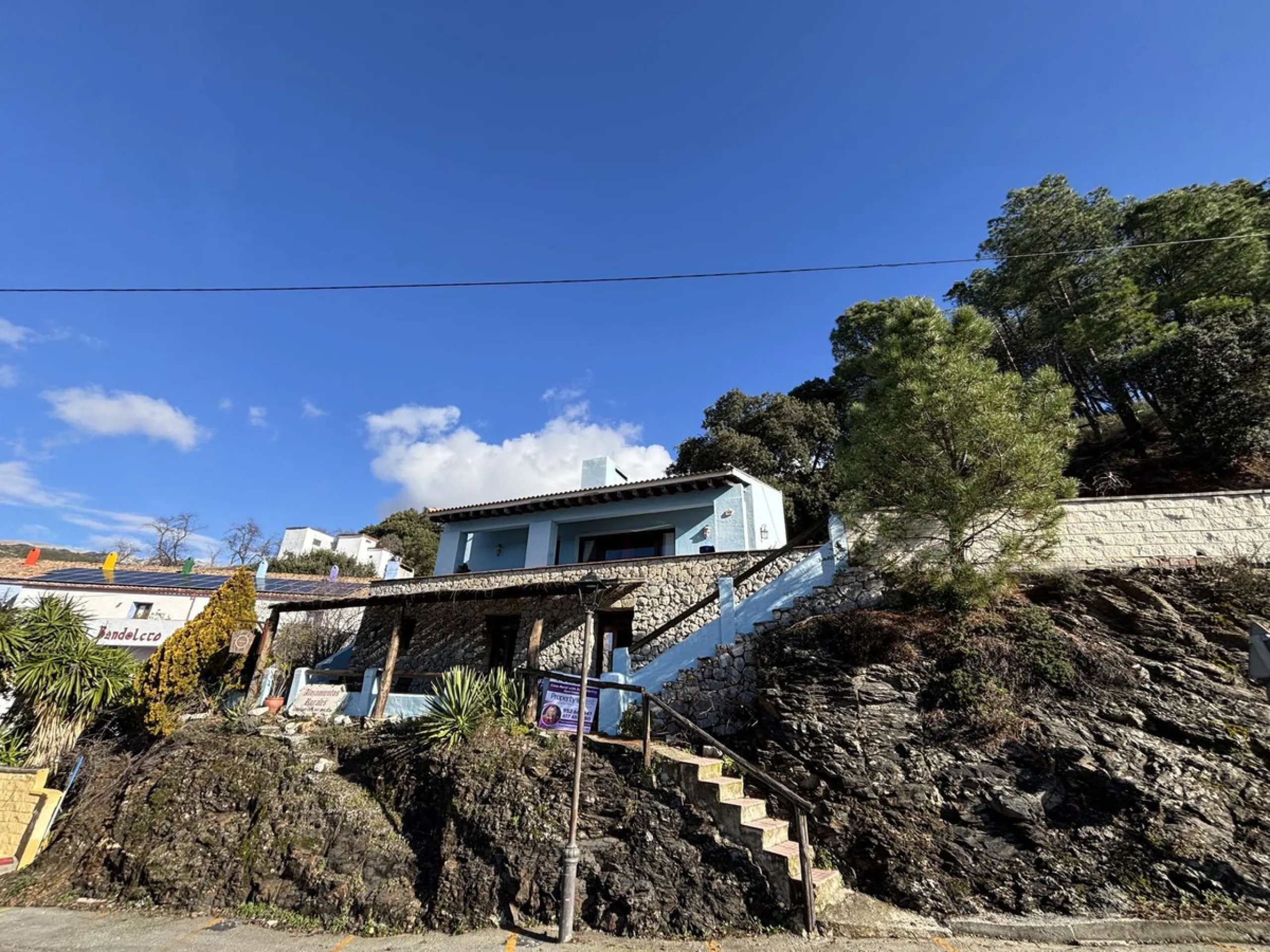 Income potential meets lifestyle in this exceptional multi-unit casa rural on the very edge of Júzcar (Málaga), enjoying breathtaking open views and a wonderfully tranquil setting at the edge of the village. Set on approximately 8,900 m² of land, the prop