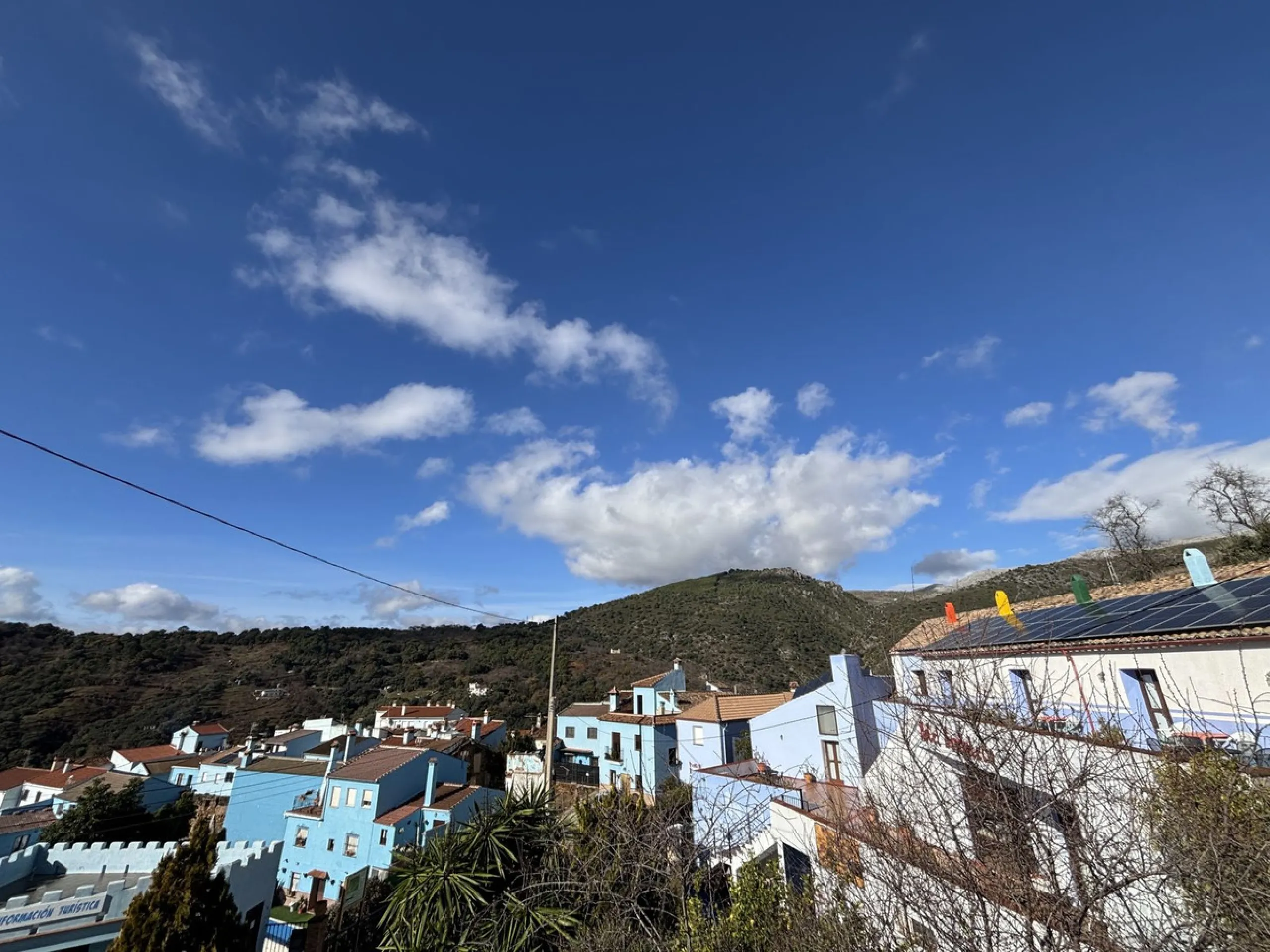Income potential meets lifestyle in this exceptional multi-unit casa rural on the very edge of Júzcar (Málaga), enjoying breathtaking open views and a wonderfully tranquil setting at the edge of the village. Set on approximately 8,900 m² of land, the prop