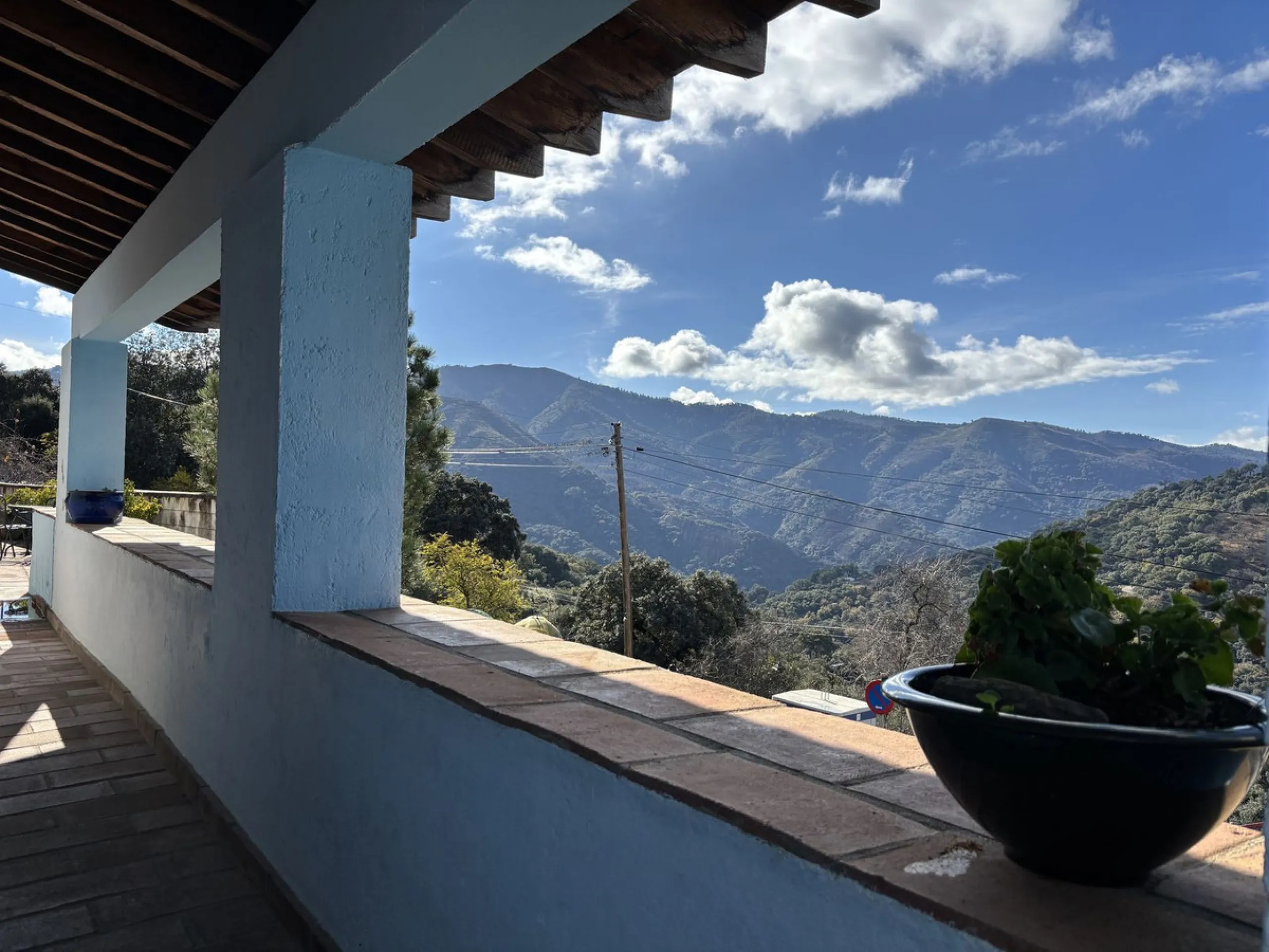 Income potential meets lifestyle in this exceptional multi-unit casa rural on the very edge of Júzcar (Málaga), enjoying breathtaking open views and a wonderfully tranquil setting at the edge of the village. Set on approximately 8,900 m² of land, the prop