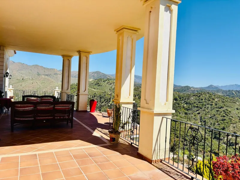 Stunning Villa with Sea and Mountain Views in Forest Hills (Estepona)