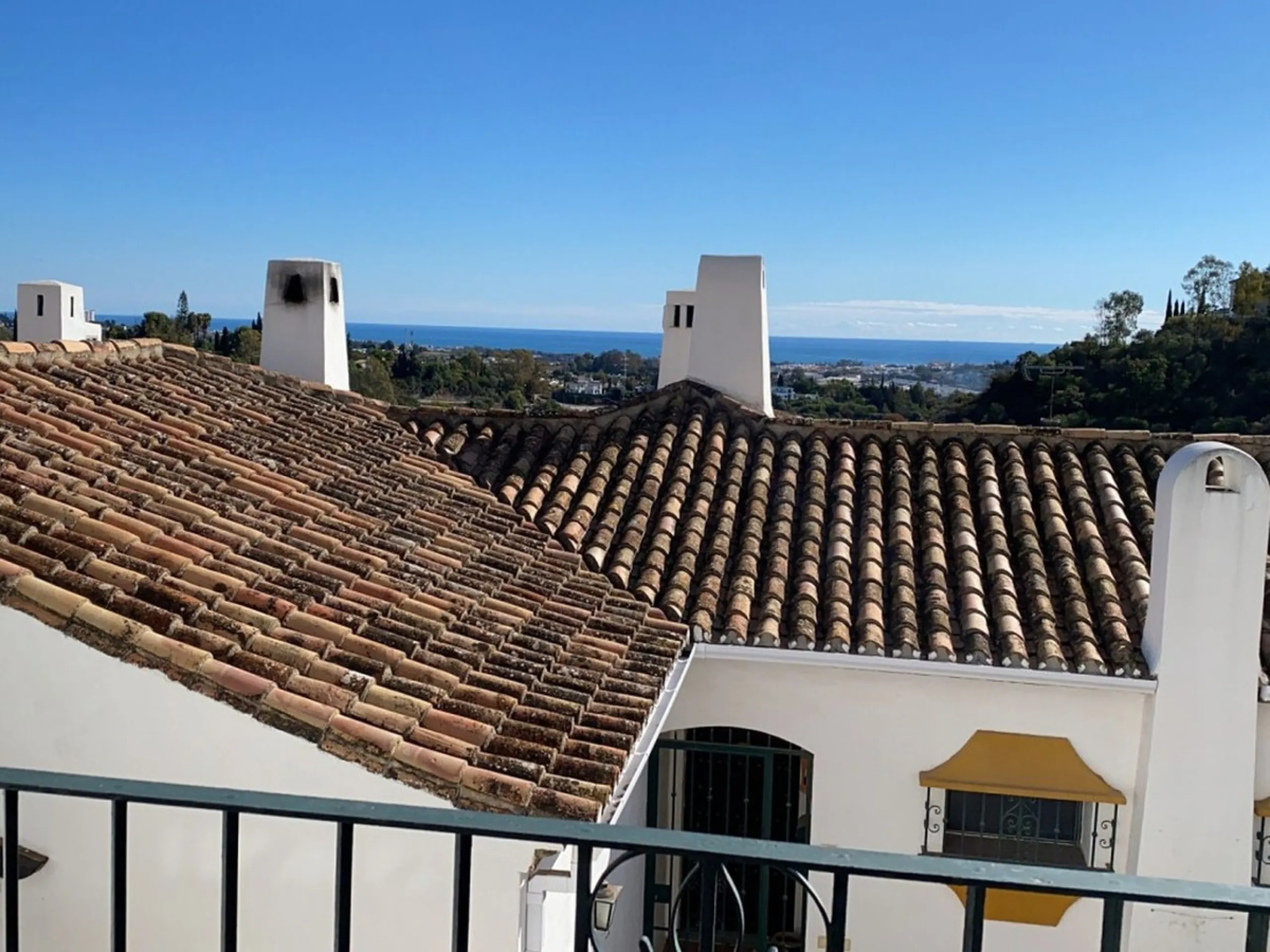A delightful 2-bedroom middle floor apartment located in the popular residential development of Las Terrazas in Los Almendros, near Monte Halcones.