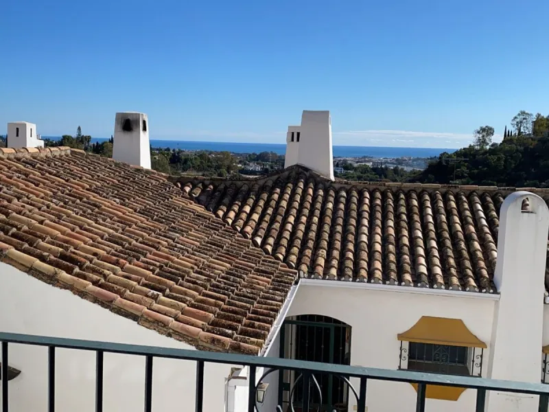 A delightful 2-bedroom middle floor apartment located in the popular residential development of Las Terrazas in Los Almendros, near Monte Halcones.