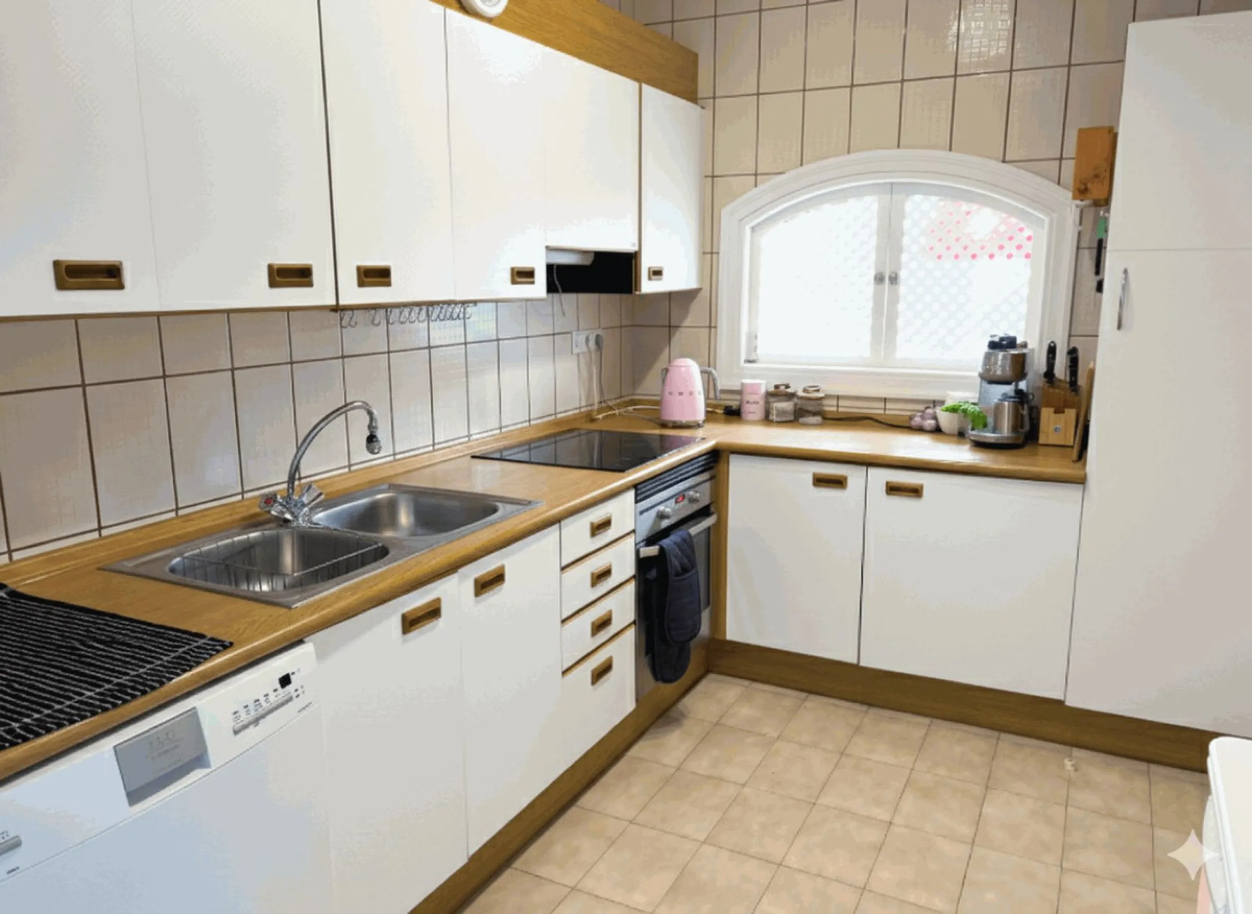 A delightful 2-bedroom middle floor apartment located in the popular residential development of Las Terrazas in Los Almendros, near Monte Halcones.