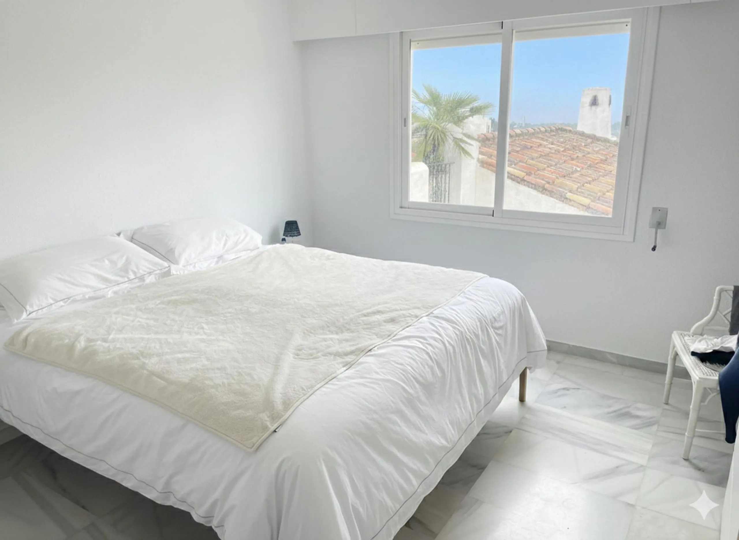 A delightful 2-bedroom middle floor apartment located in the popular residential development of Las Terrazas in Los Almendros, near Monte Halcones.