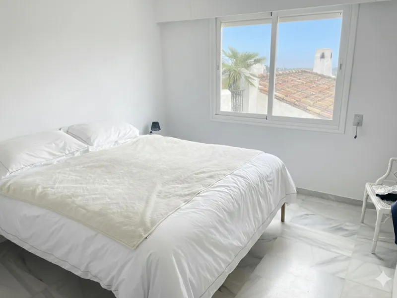A delightful 2-bedroom middle floor apartment located in the popular residential development of Las Terrazas in Los Almendros, near Monte Halcones.