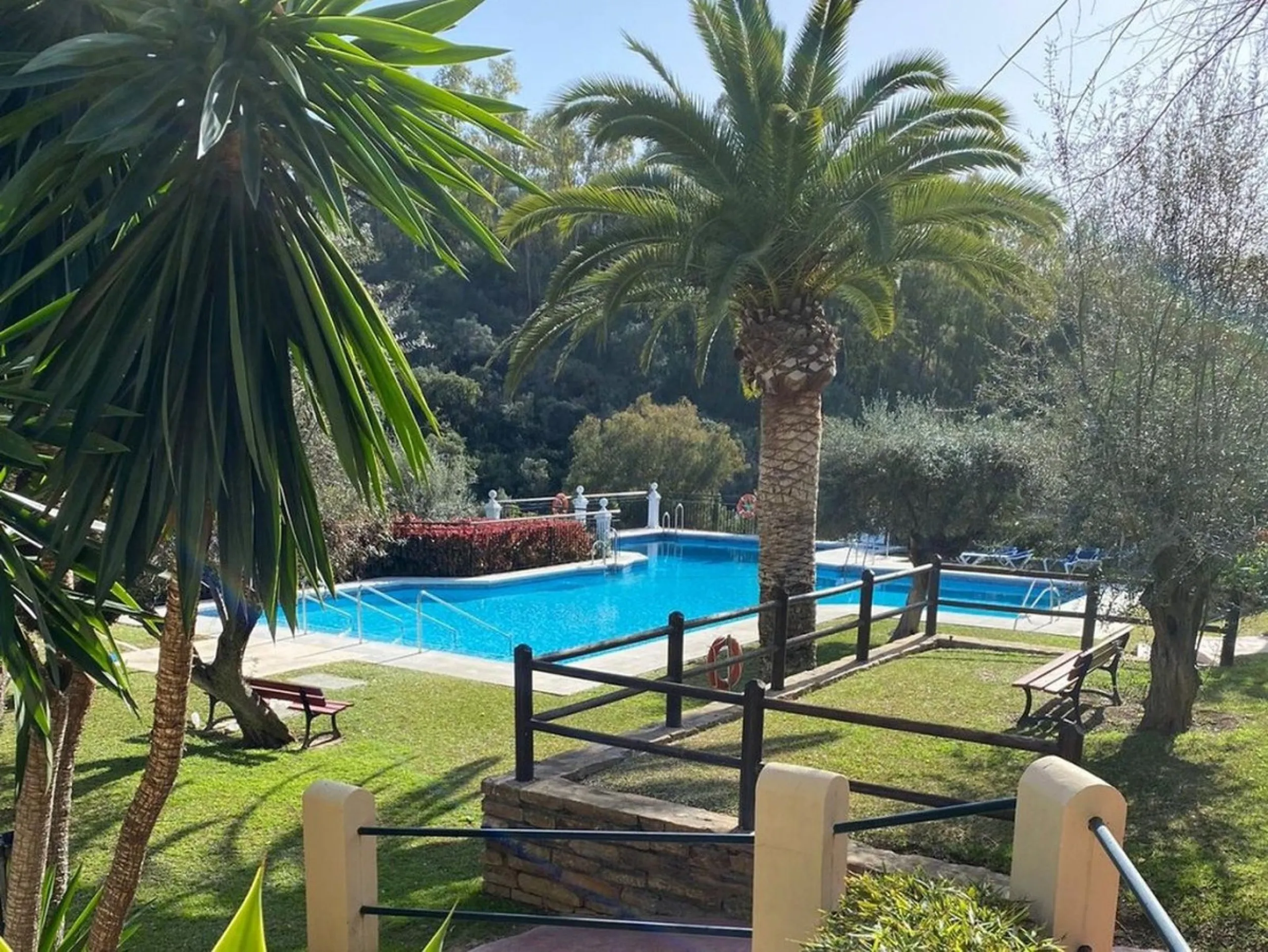 A delightful 2-bedroom middle floor apartment located in the popular residential development of Las Terrazas in Los Almendros, near Monte Halcones.