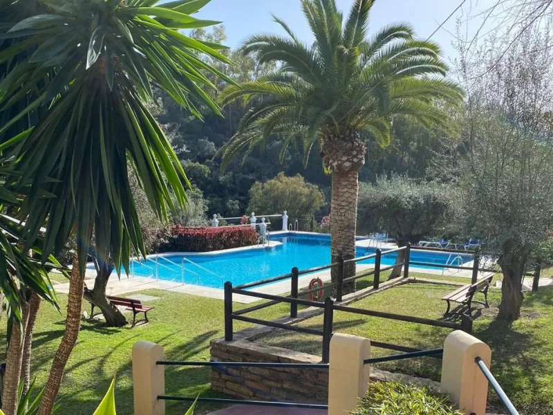 A delightful 2-bedroom middle floor apartment located in the popular residential development of Las Terrazas in Los Almendros, near Monte Halcones.