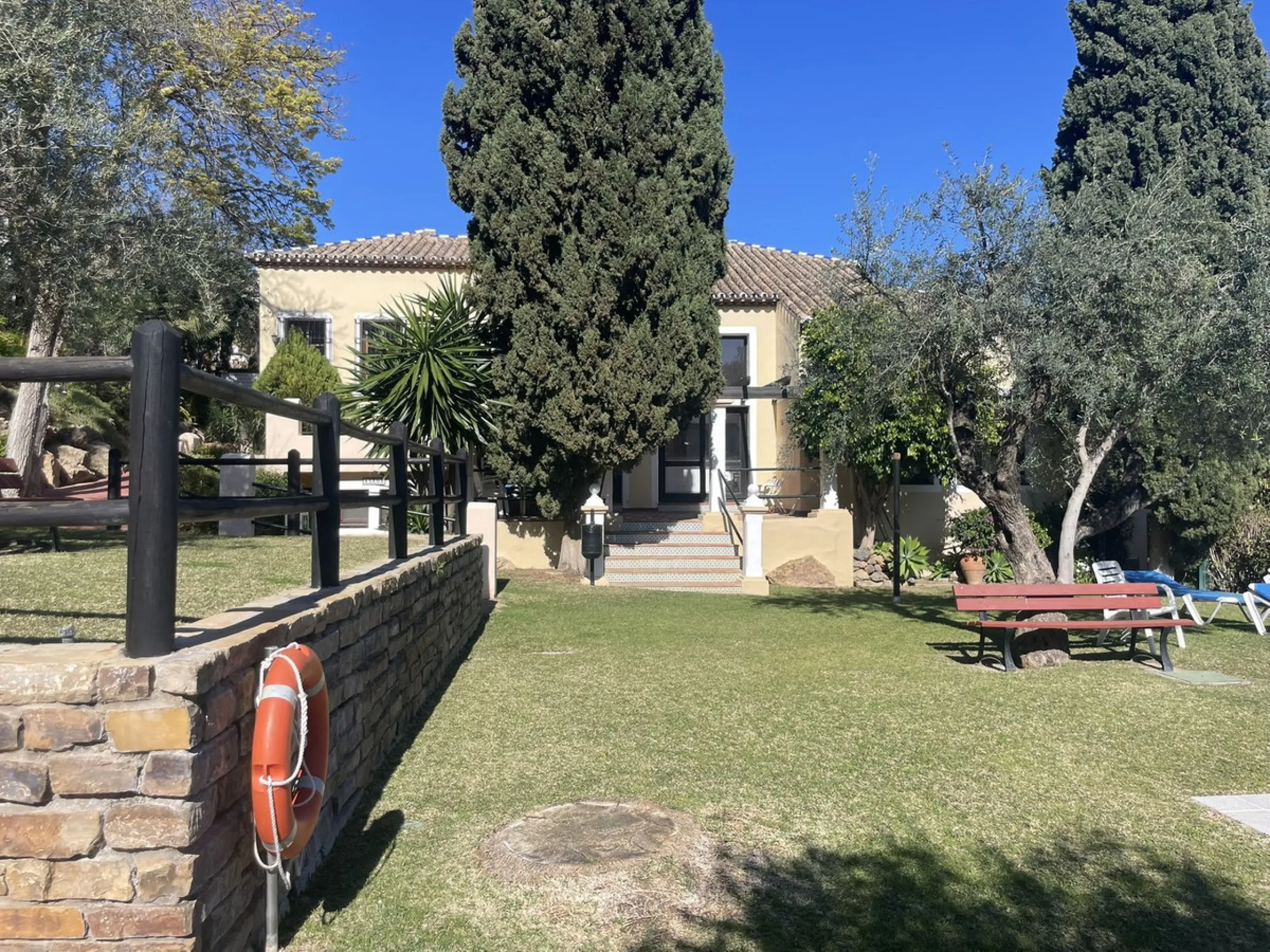 A delightful 2-bedroom middle floor apartment located in the popular residential development of Las Terrazas in Los Almendros, near Monte Halcones.