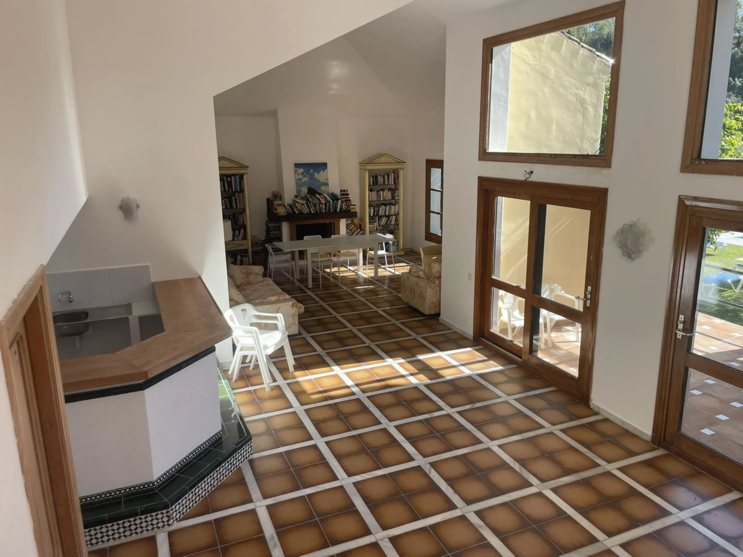 A delightful 2-bedroom middle floor apartment located in the popular residential development of Las Terrazas in Los Almendros, near Monte Halcones.