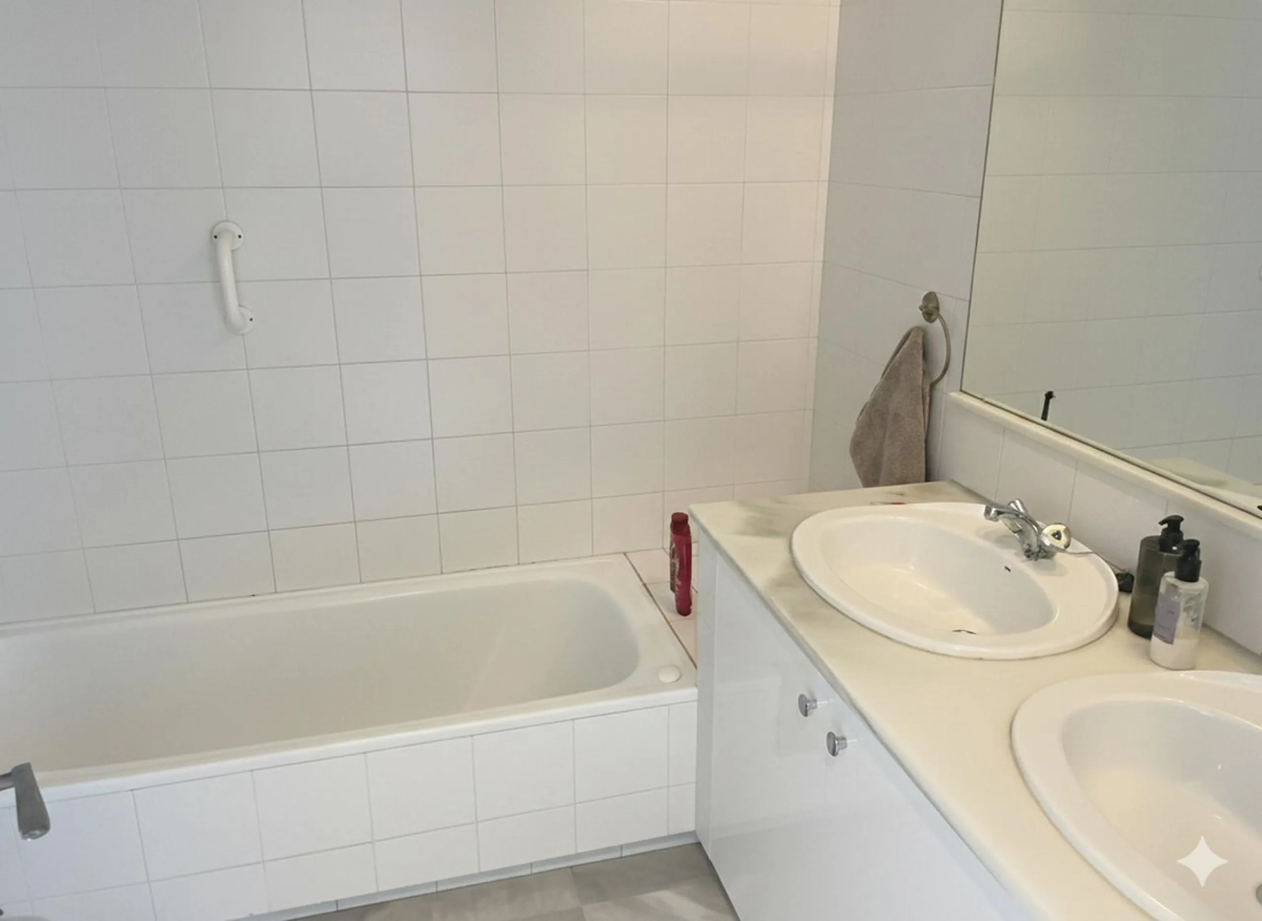 A delightful 2-bedroom middle floor apartment located in the popular residential development of Las Terrazas in Los Almendros, near Monte Halcones.