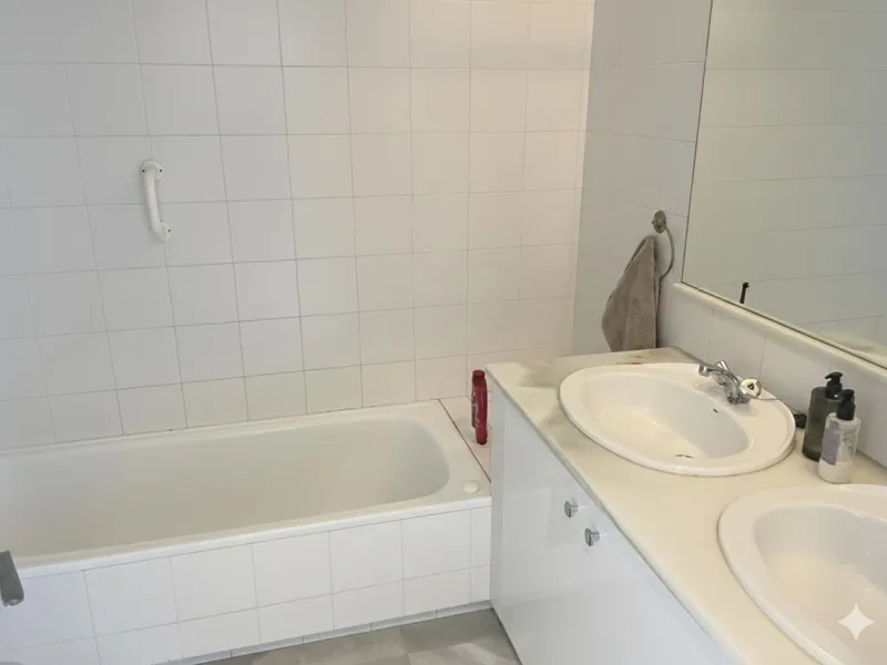 A delightful 2-bedroom middle floor apartment located in the popular residential development of Las Terrazas in Los Almendros, near Monte Halcones.