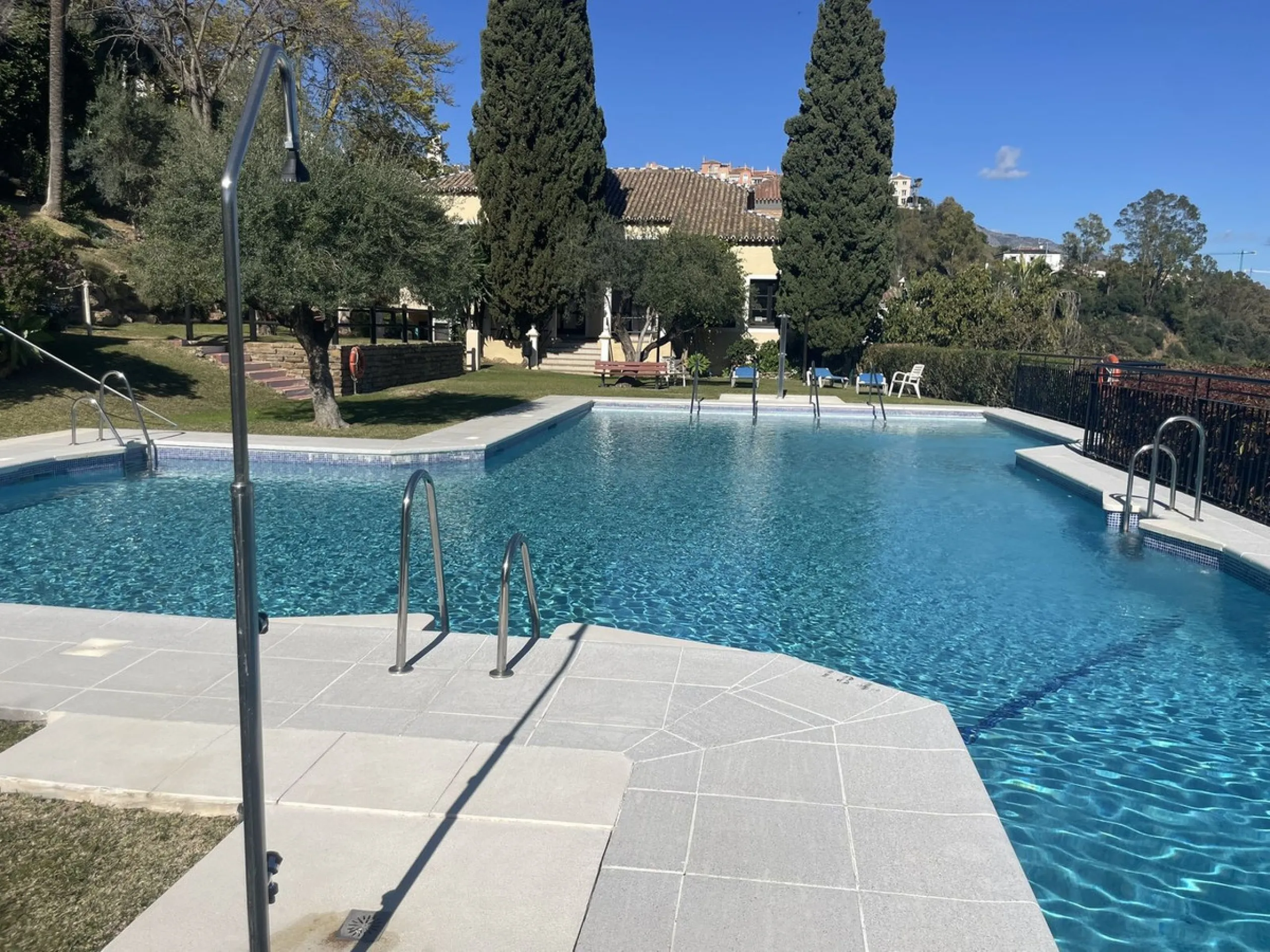 A delightful 2-bedroom middle floor apartment located in the popular residential development of Las Terrazas in Los Almendros, near Monte Halcones.