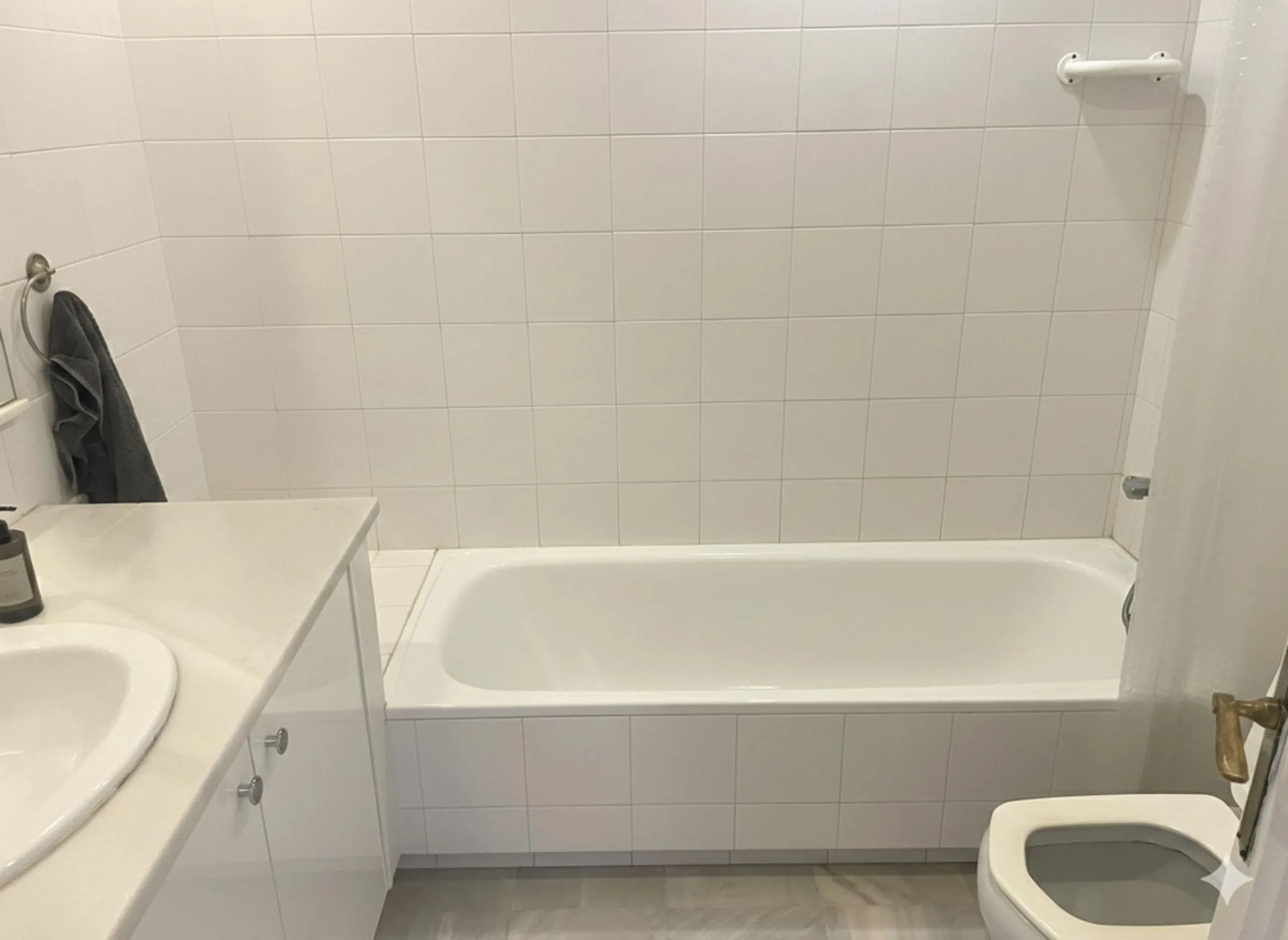 A delightful 2-bedroom middle floor apartment located in the popular residential development of Las Terrazas in Los Almendros, near Monte Halcones.