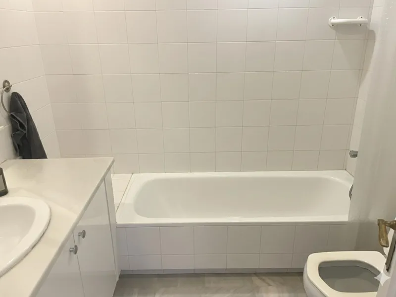A delightful 2-bedroom middle floor apartment located in the popular residential development of Las Terrazas in Los Almendros, near Monte Halcones.