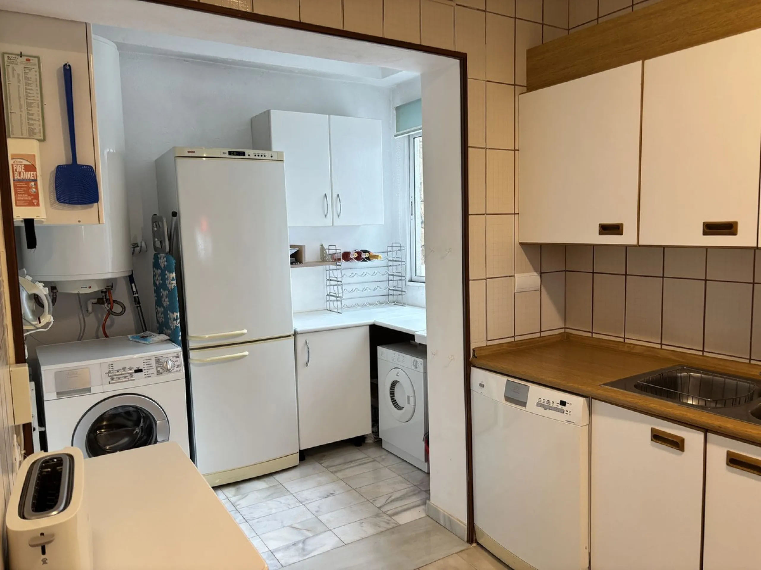A delightful 2-bedroom middle floor apartment located in the popular residential development of Las Terrazas in Los Almendros, near Monte Halcones.