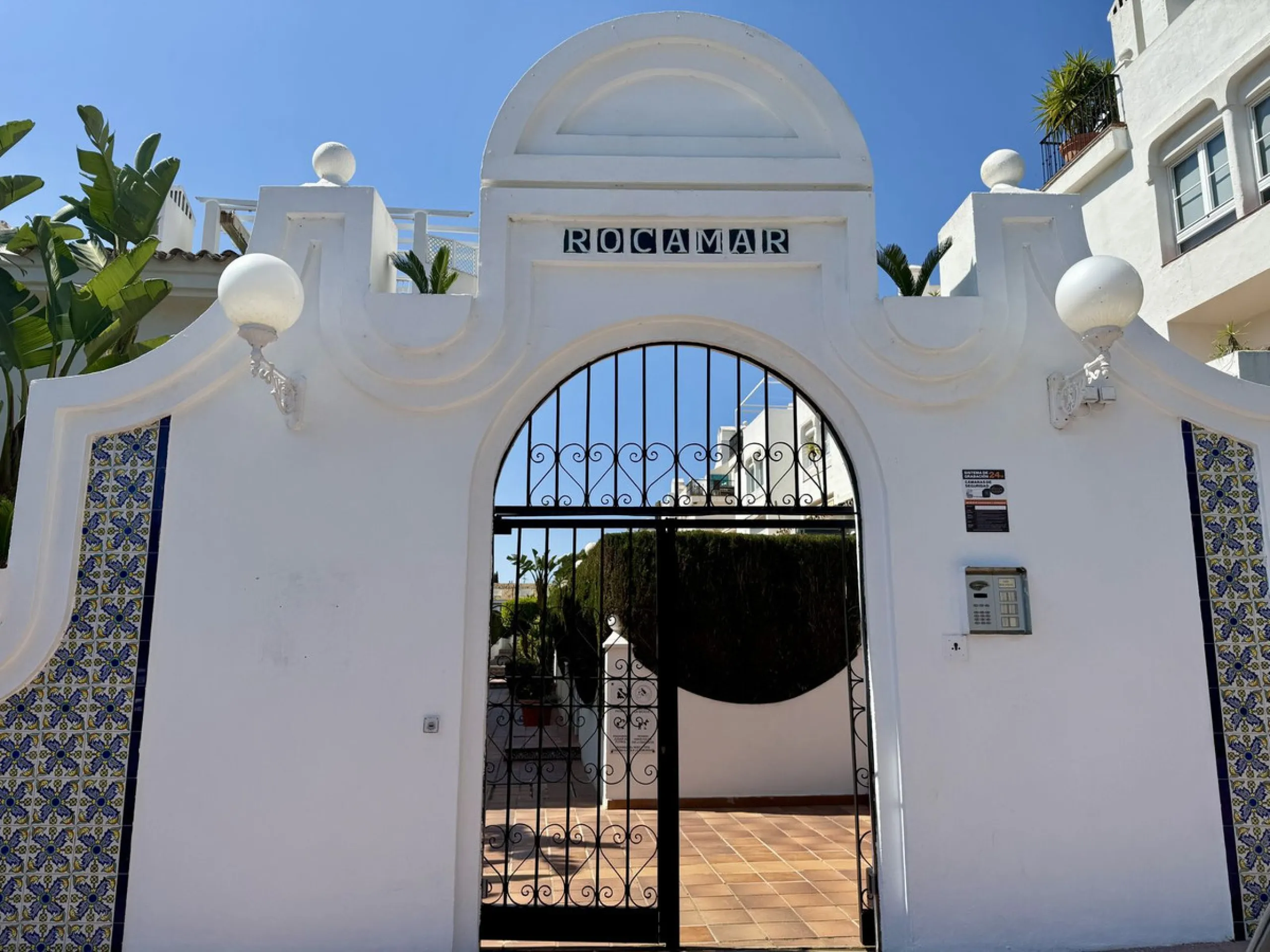 Duplex-Wohnung mit Südbalkonen, Solarium, Stellplatz und Abstellraum in Rocamar, Nagüeles, Marbella. Schnell zu verkaufen für nur 465.000 €