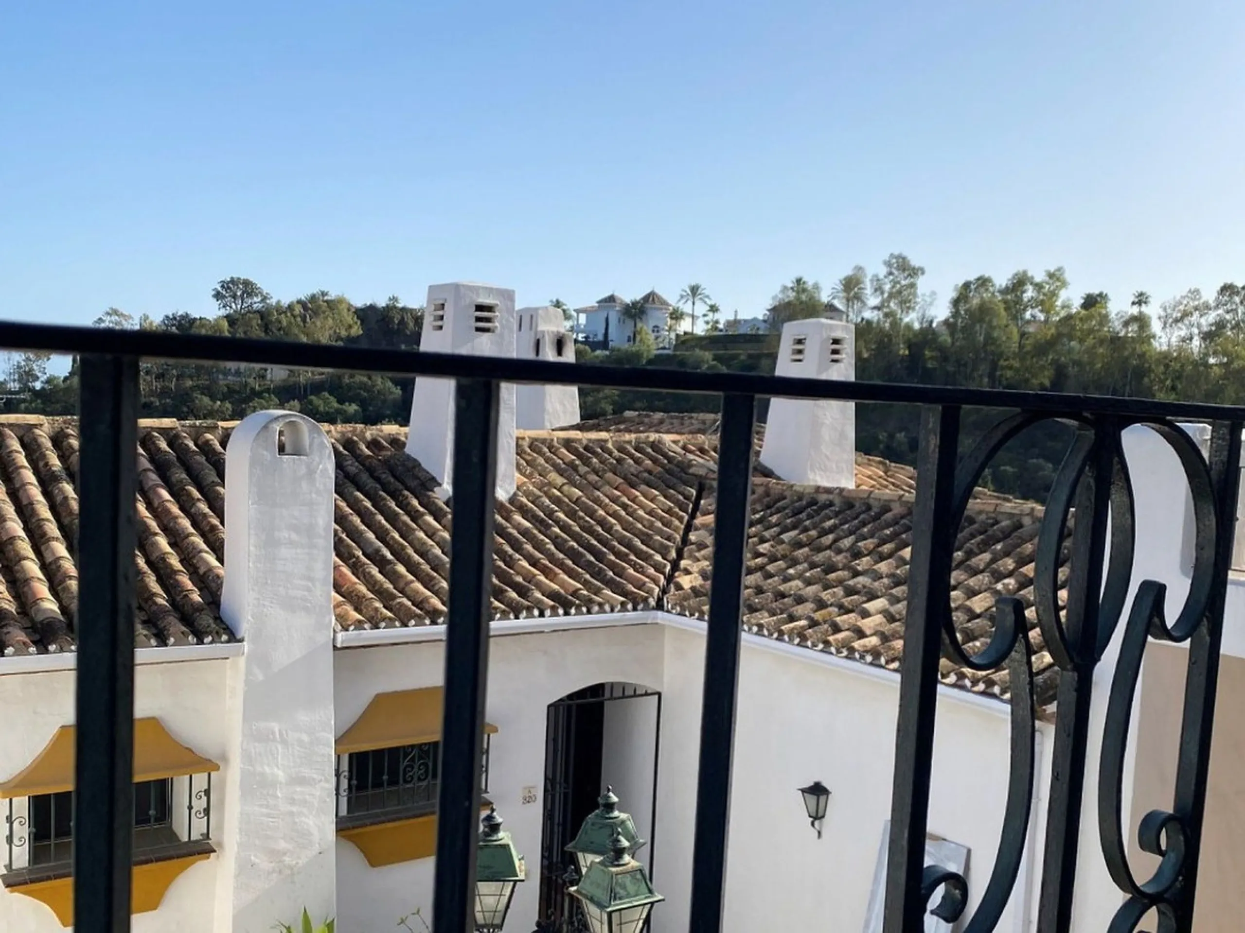 A delightful 2-bedroom middle floor apartment located in the popular residential development of Las Terrazas in Los Almendros, near Monte Halcones.