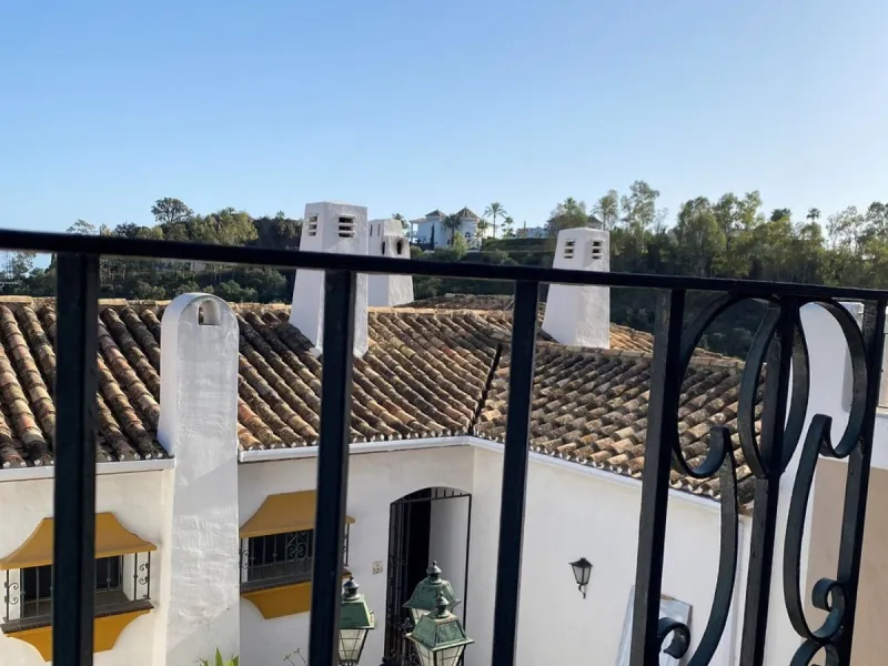 A delightful 2-bedroom middle floor apartment located in the popular residential development of Las Terrazas in Los Almendros, near Monte Halcones.
