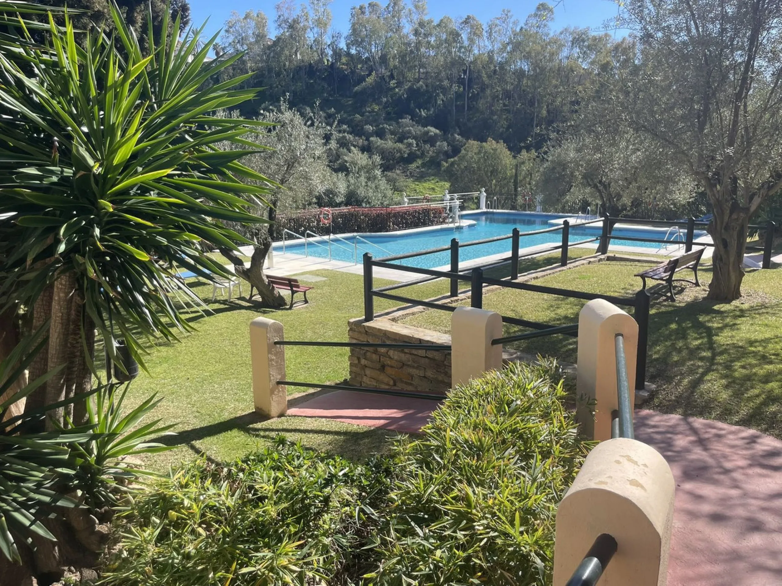 A delightful 2-bedroom middle floor apartment located in the popular residential development of Las Terrazas in Los Almendros, near Monte Halcones.
