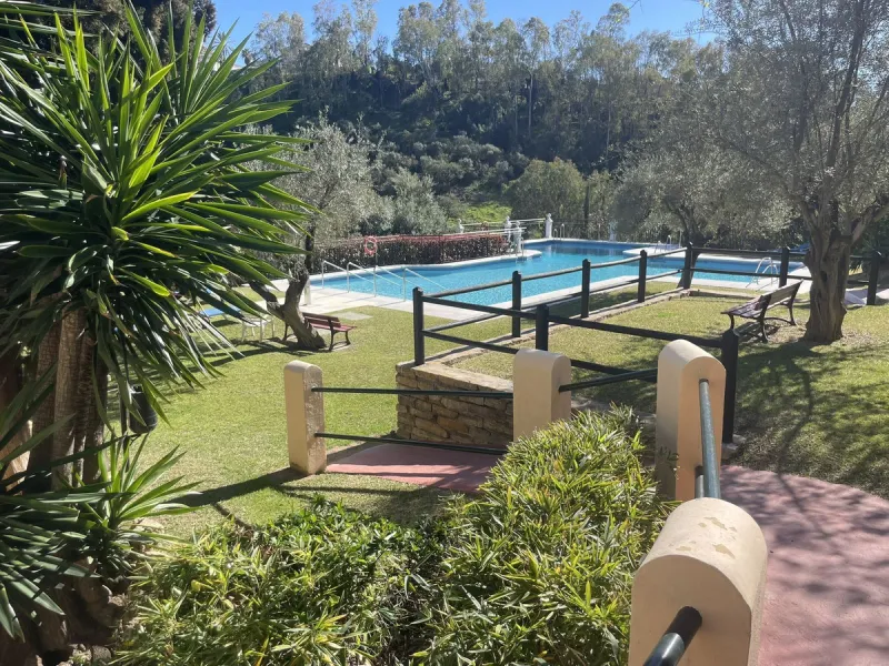 A delightful 2-bedroom middle floor apartment located in the popular residential development of Las Terrazas in Los Almendros, near Monte Halcones.