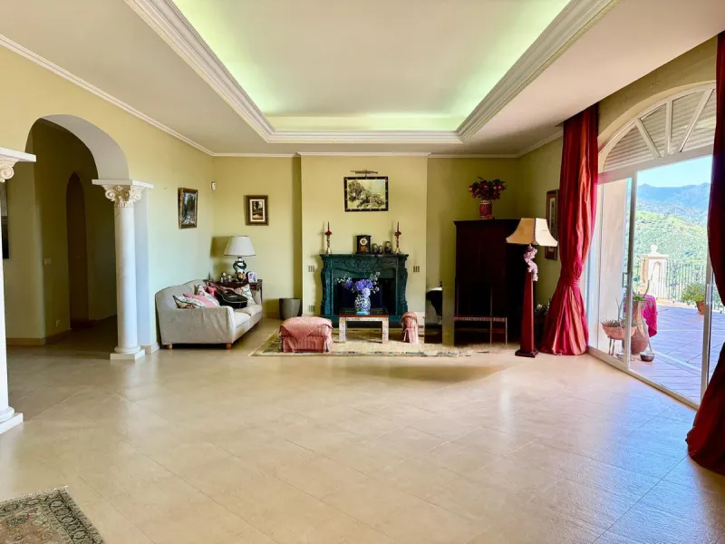 Stunning Villa with Sea and Mountain Views in Forest Hills (Estepona)