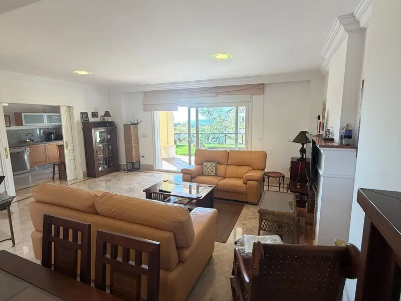 House - Townhouse в продаже в Marbella, Málaga. В доме 4 спален и 4 ванных комнат. Площадь дома 170 м²