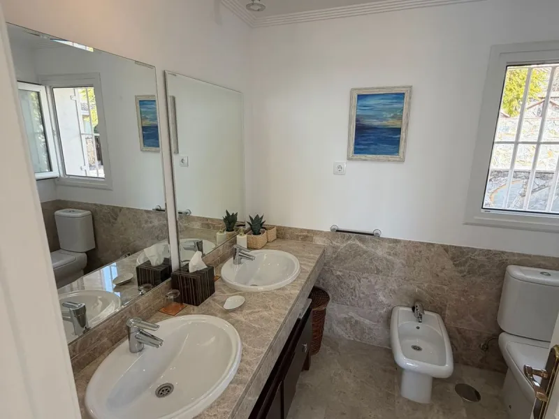 House - Townhouse в продаже в Marbella, Málaga. В доме 4 спален и 4 ванных комнат. Площадь дома 170 м²