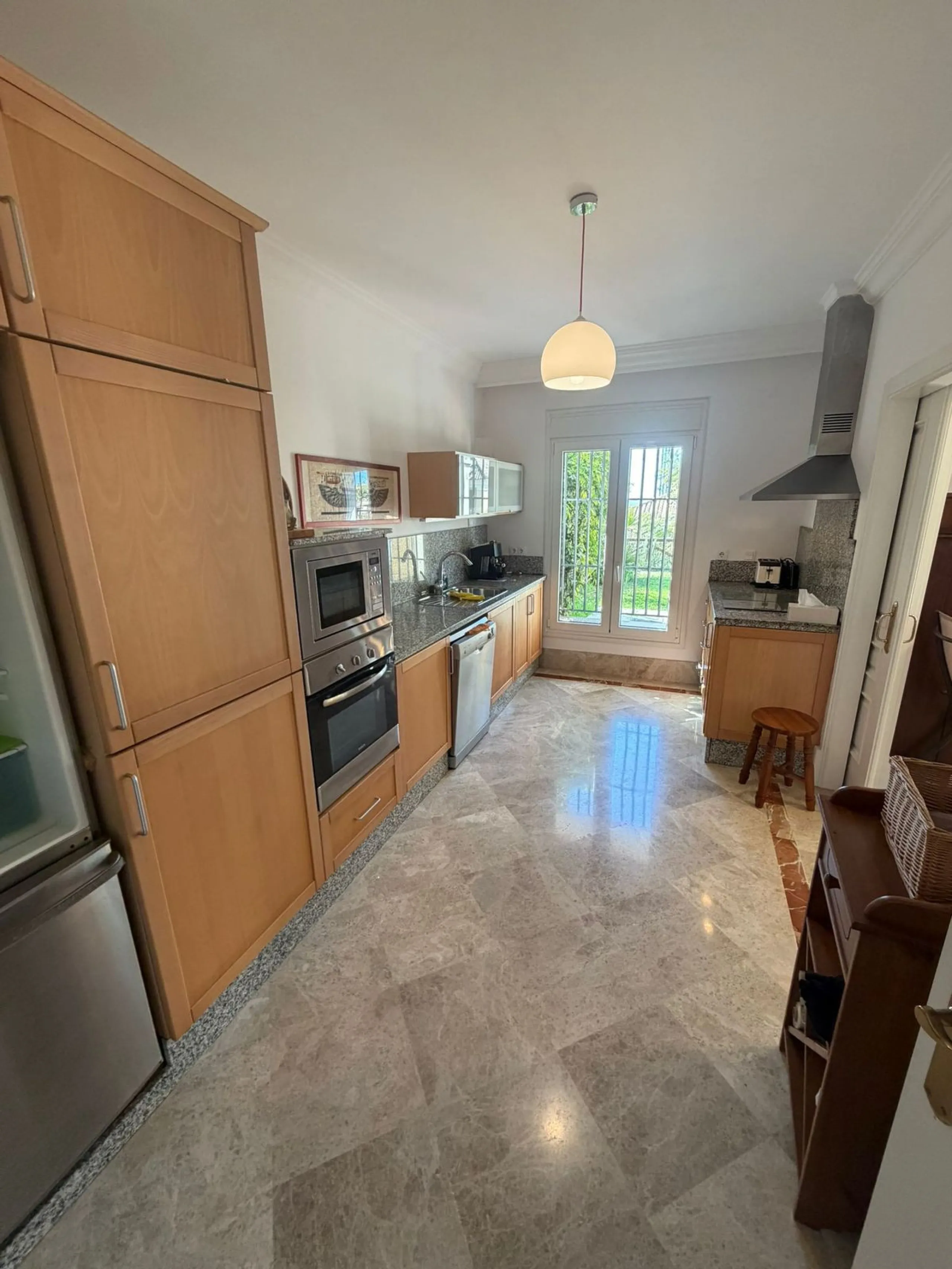 House - Townhouse в продаже в Marbella, Málaga. В доме 4 спален и 4 ванных комнат. Площадь дома 170 м²