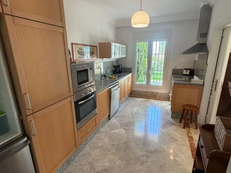 House - Townhouse в продаже в Marbella, Málaga. В доме 4 спален и 4 ванных комнат. Площадь дома 170 м²