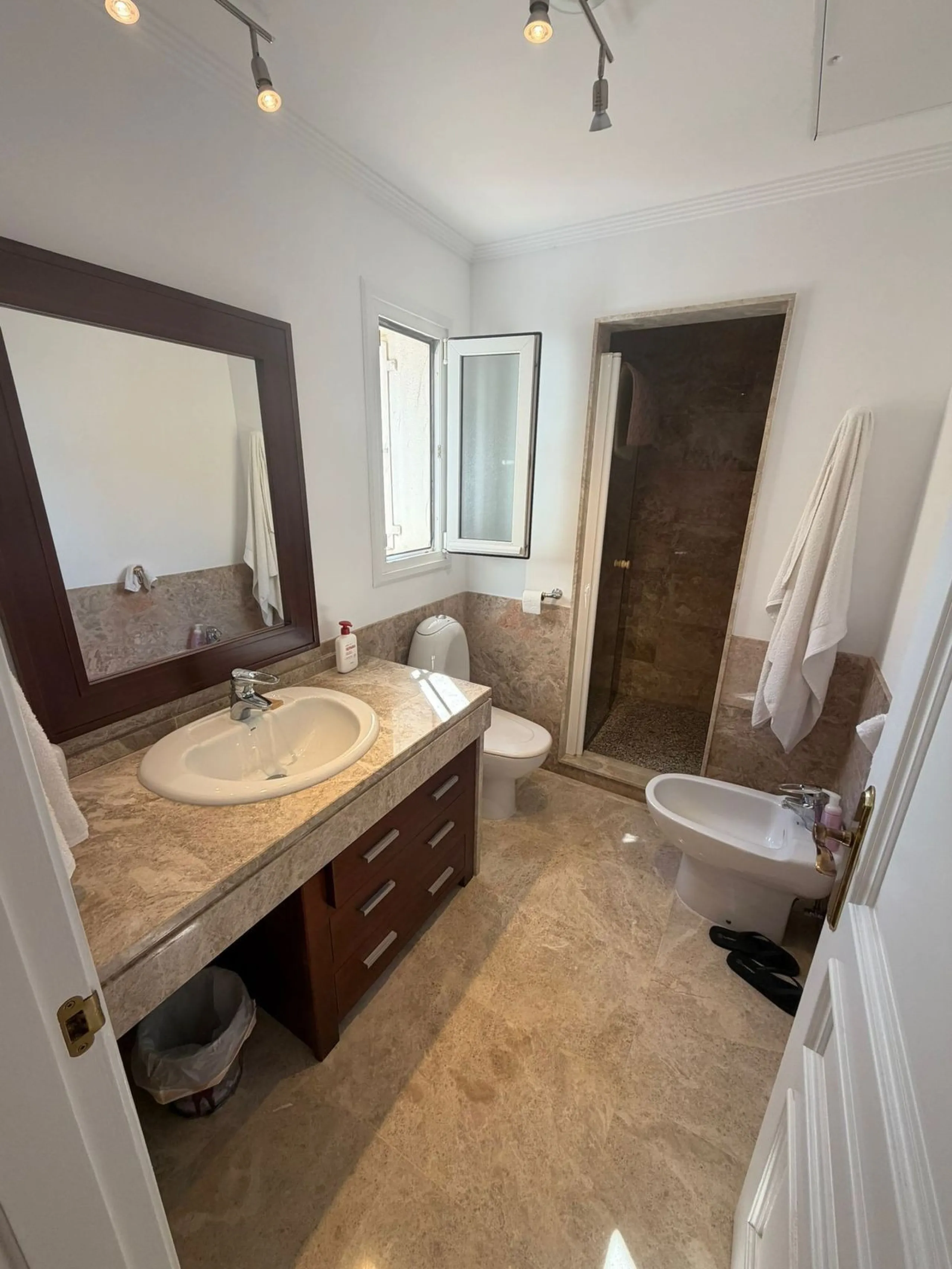 House - Townhouse в продаже в Marbella, Málaga. В доме 4 спален и 4 ванных комнат. Площадь дома 170 м²