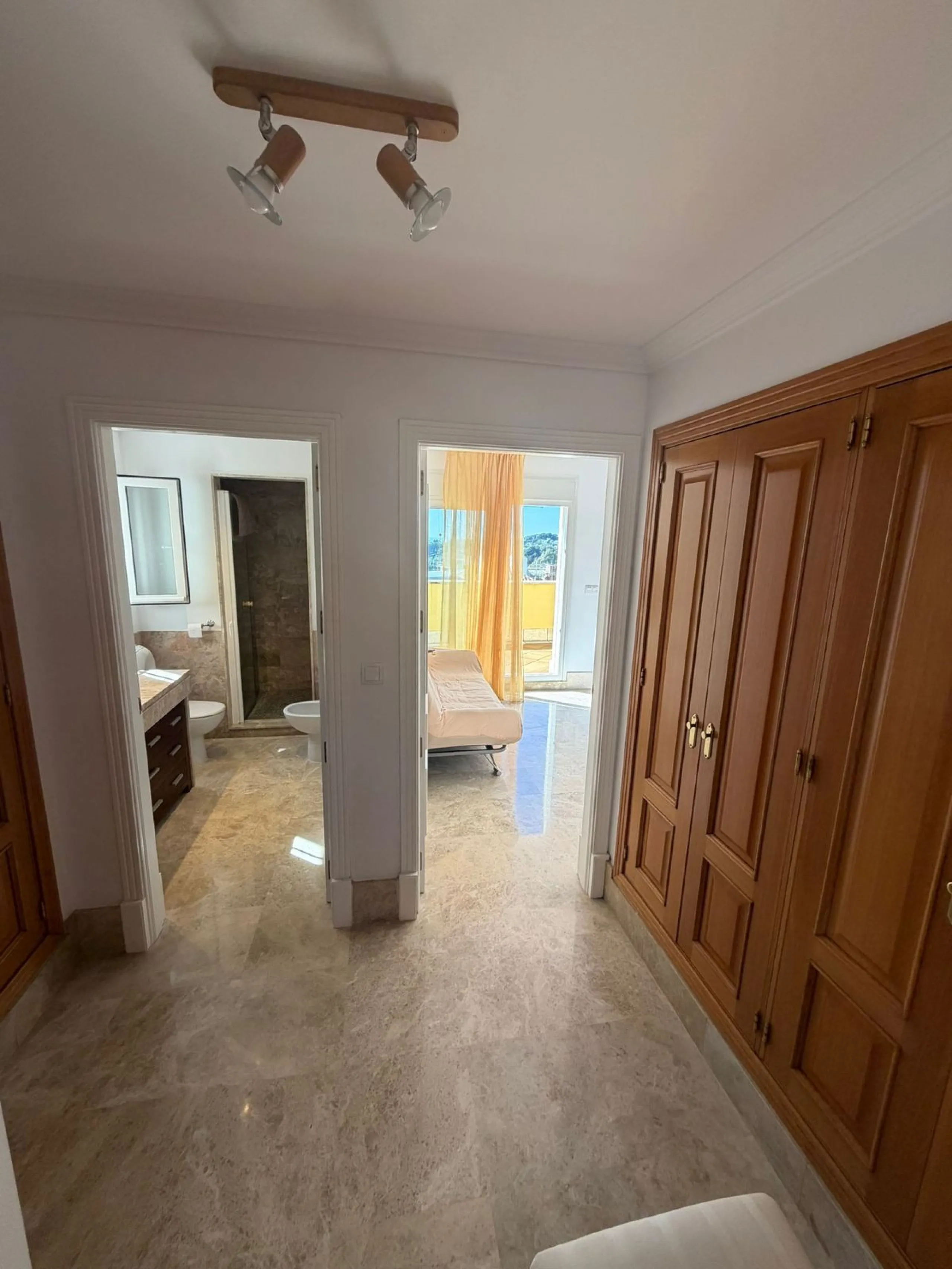 House - Townhouse в продаже в Marbella, Málaga. В доме 4 спален и 4 ванных комнат. Площадь дома 170 м²
